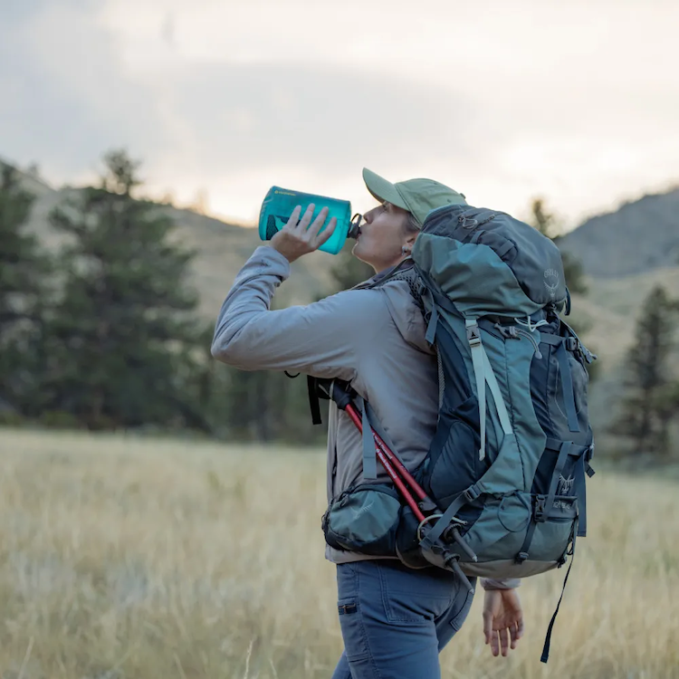 HydraPak Stow 軟式水壺冰川藍登山飲水情境｜輕量化百岳健行單手輕鬆補給，柔軟瓶身好拿不費力