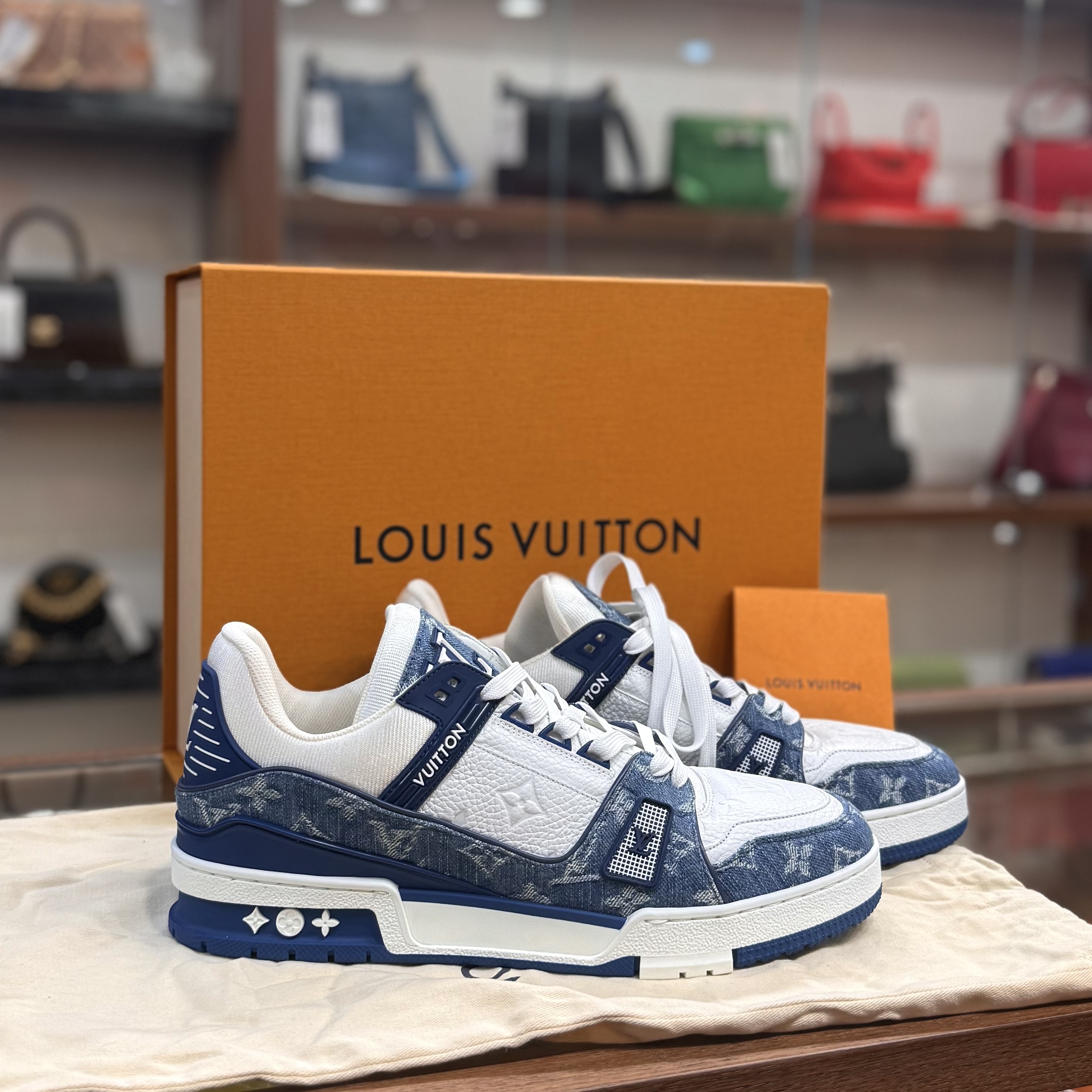 Brand New LV Trainer 運動鞋 42碼 1A9JGQ