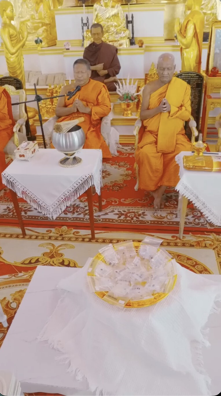 KUMIHO 祝福飾品被擺放在籃子裡，帶到泰國佛寺接受僧侶祝禱