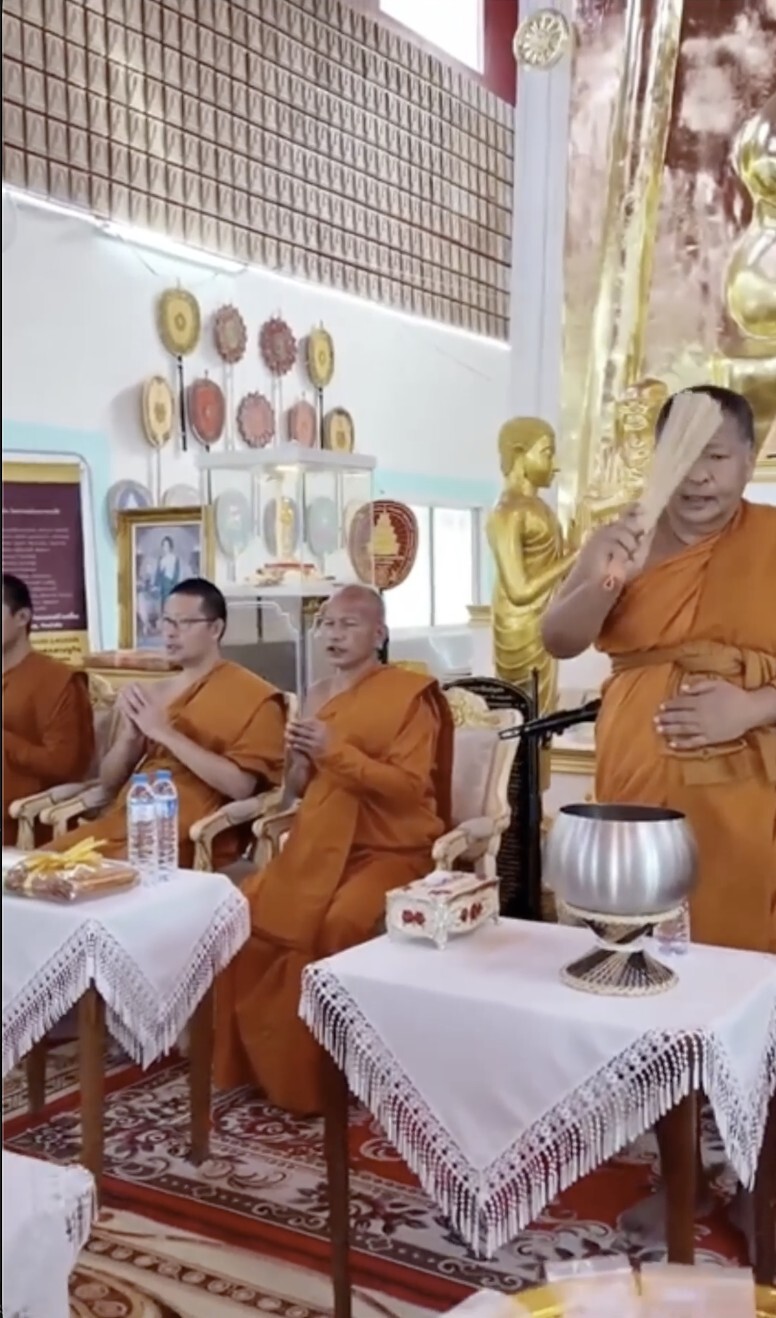 泰國佛寺師父持誦經文，以聖水為祝福飾品祝禱