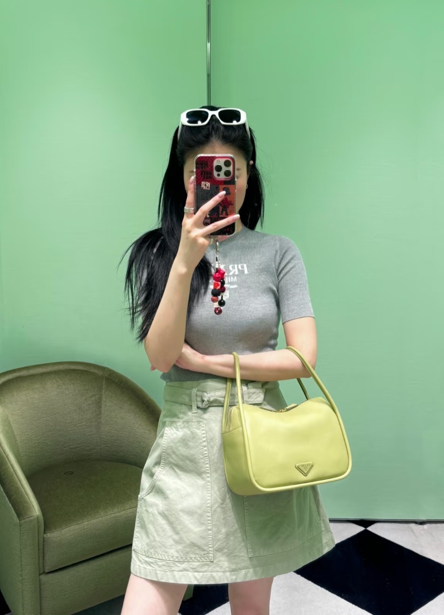 Prada 灰色白字 女款 上衣