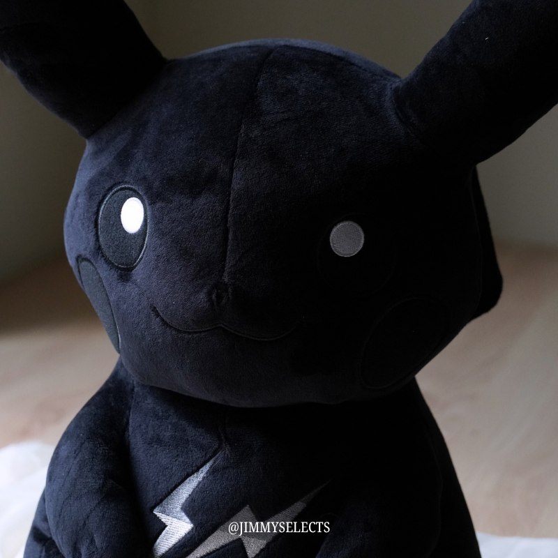 【潮流黑魂/限定】 Thunderbolt Project 藤原浩 x 寶可夢 全黑毛絨皮卡丘玩偶 尺寸L