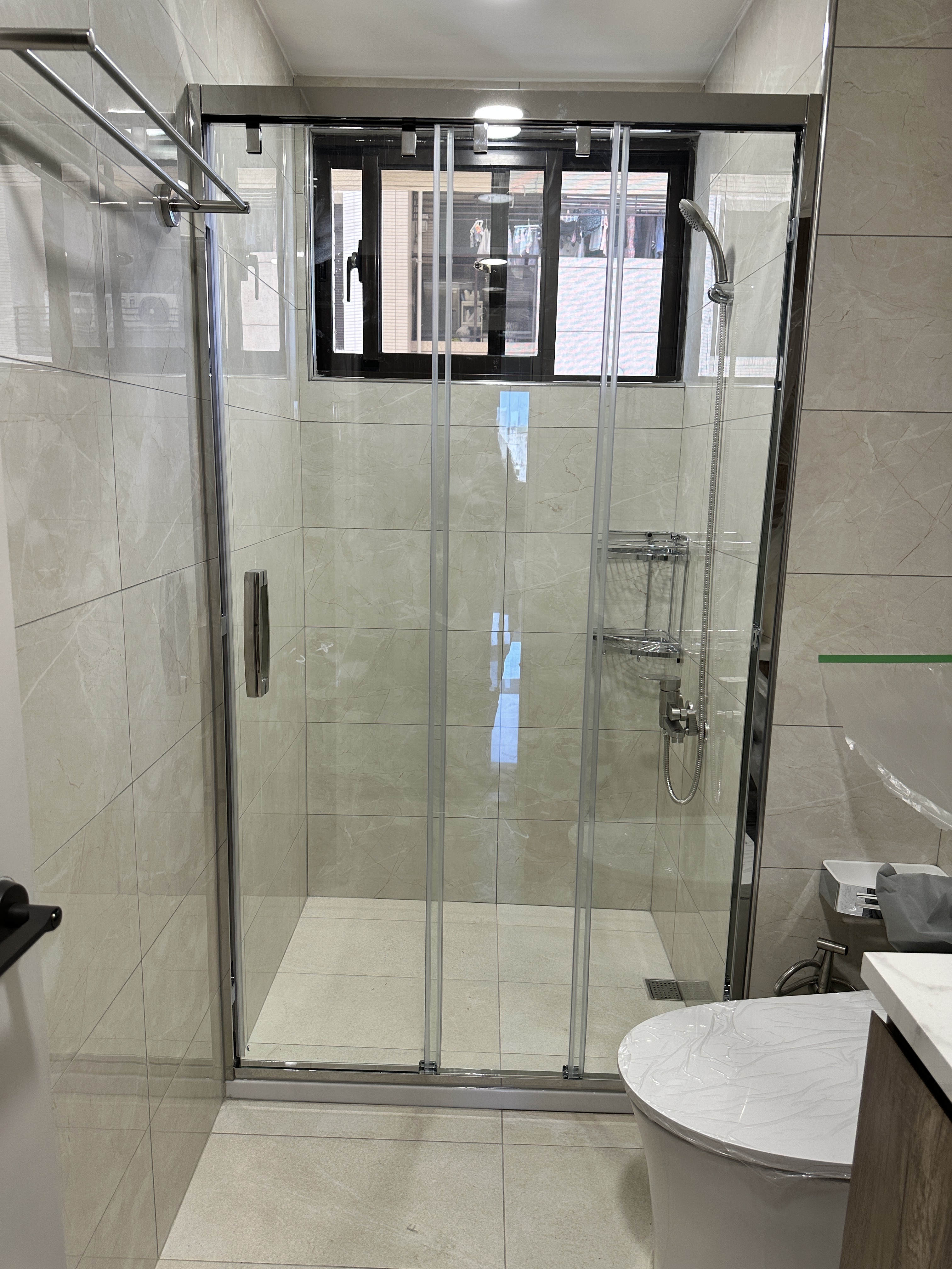 One-line sliding shower door