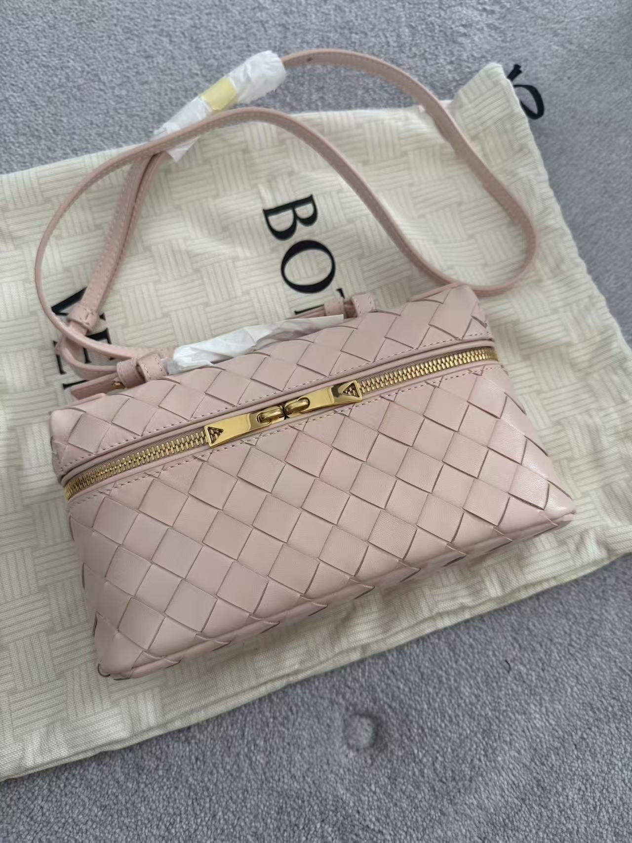 Bottega Veneta bang bang Intrecciato leather vanity case pink
