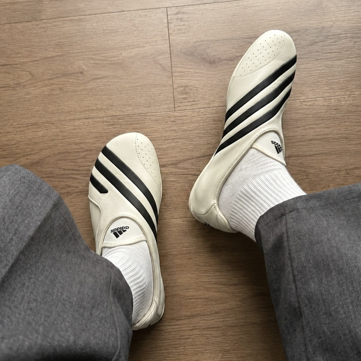 【代購】adidas × Pharrell Williams VIRGINIA VARIO FLAT EARTHER  白黑｜復古薄底休閒鞋｜男女同款