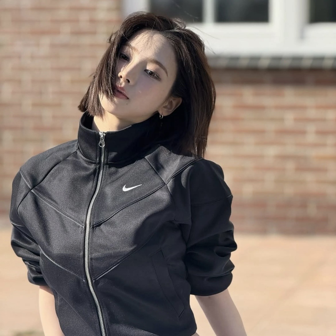 【代購】Nike Sportswear Windrunner  Karina 同款｜品牌 Logo 立領舒適長袖夾克｜女款 黑色