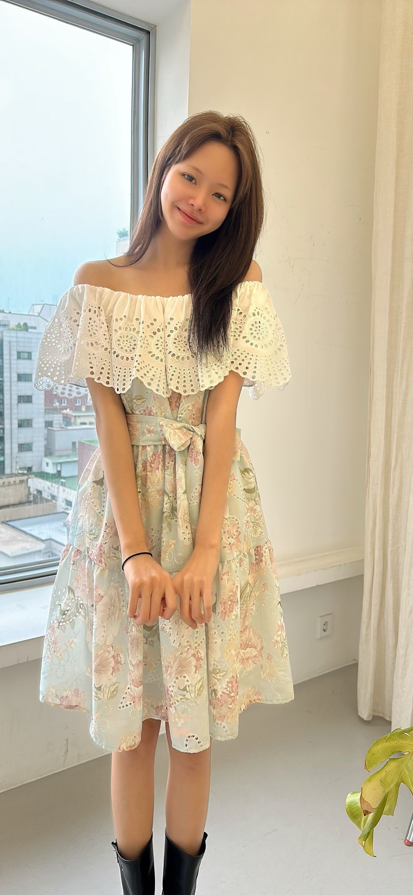 白色洞洞蕾絲露肩印花洋裝
