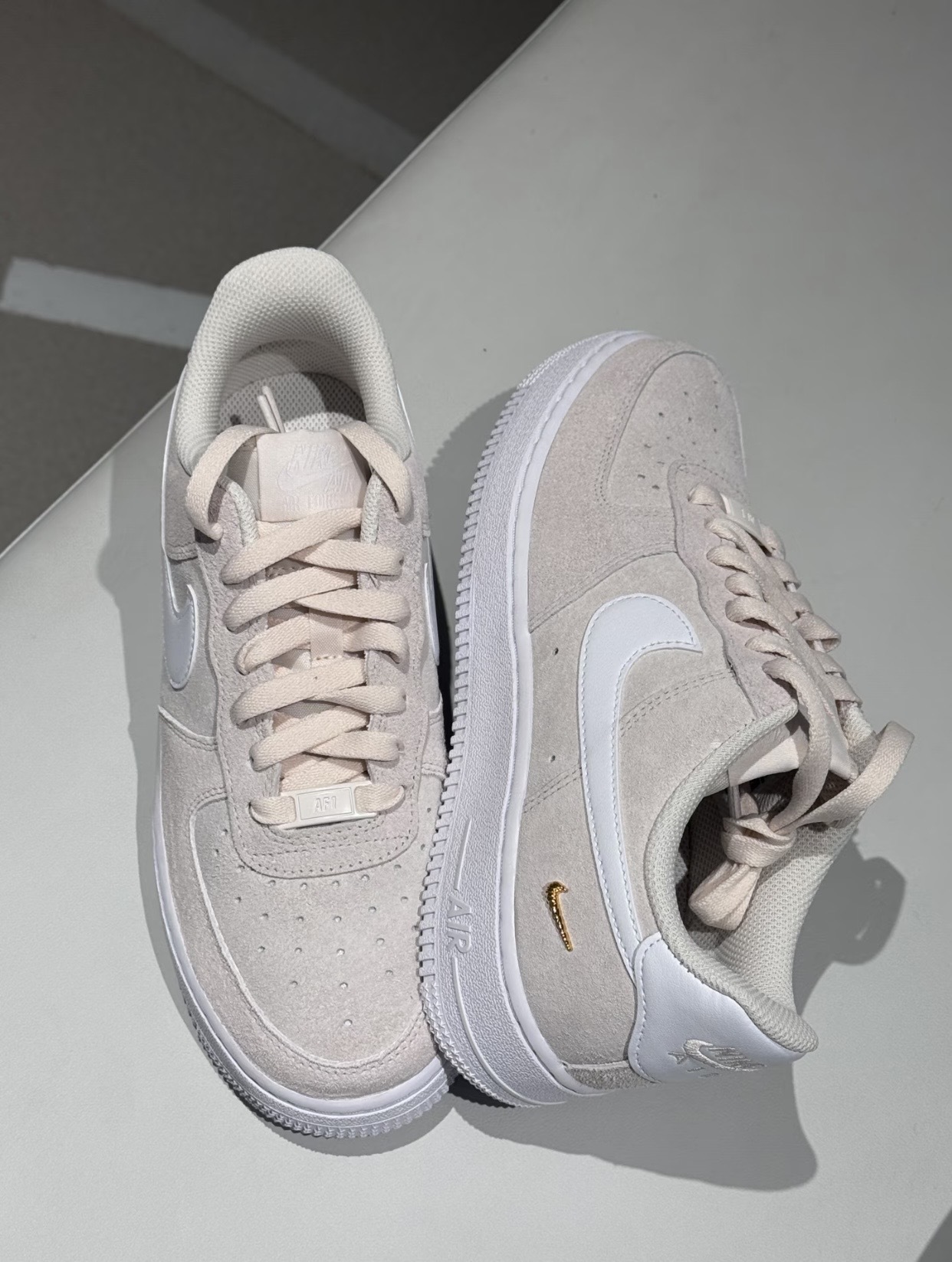 【預訂】NIKE AIR FORCE 1 小金剔麂皮杏仁白-WOMEN