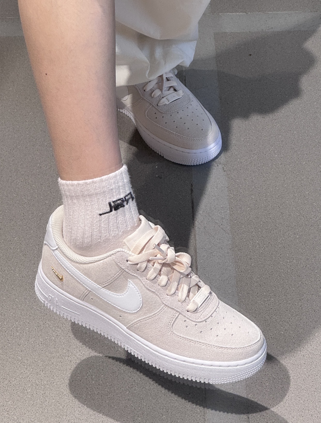 【預訂】NIKE AIR FORCE 1 小金剔麂皮杏仁白-WOMEN