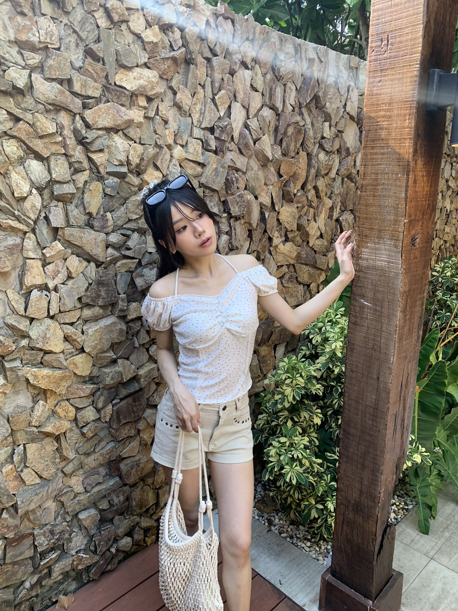 ISA_全是細節! 南法花園一字領蕾絲繞脖上衣_65013
