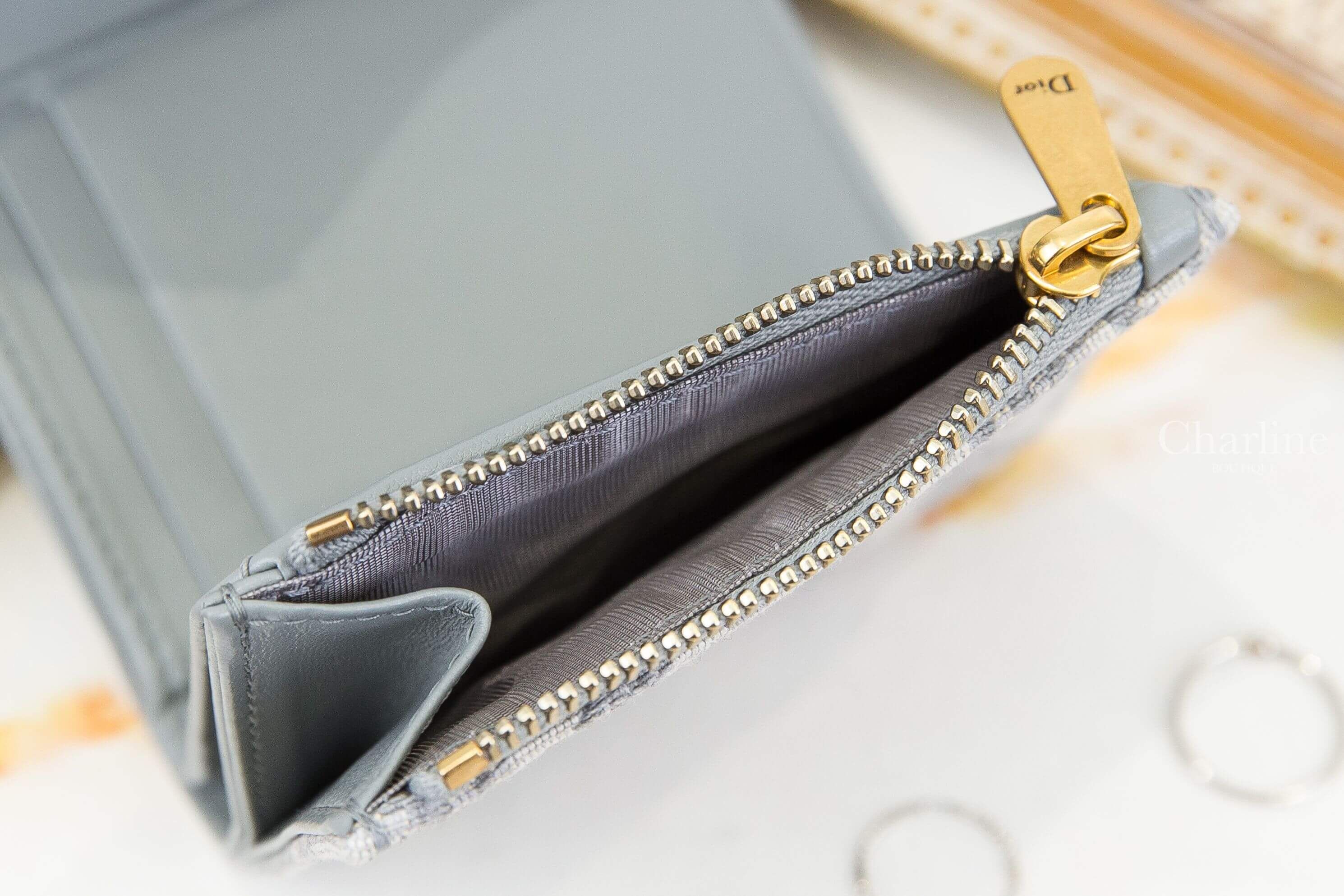 Dior Saddle Lotus Wallet 灰色D金飾復古老花刺繡扣式帆布馬鞍三折短夾-Charline Boutique 精品代購
