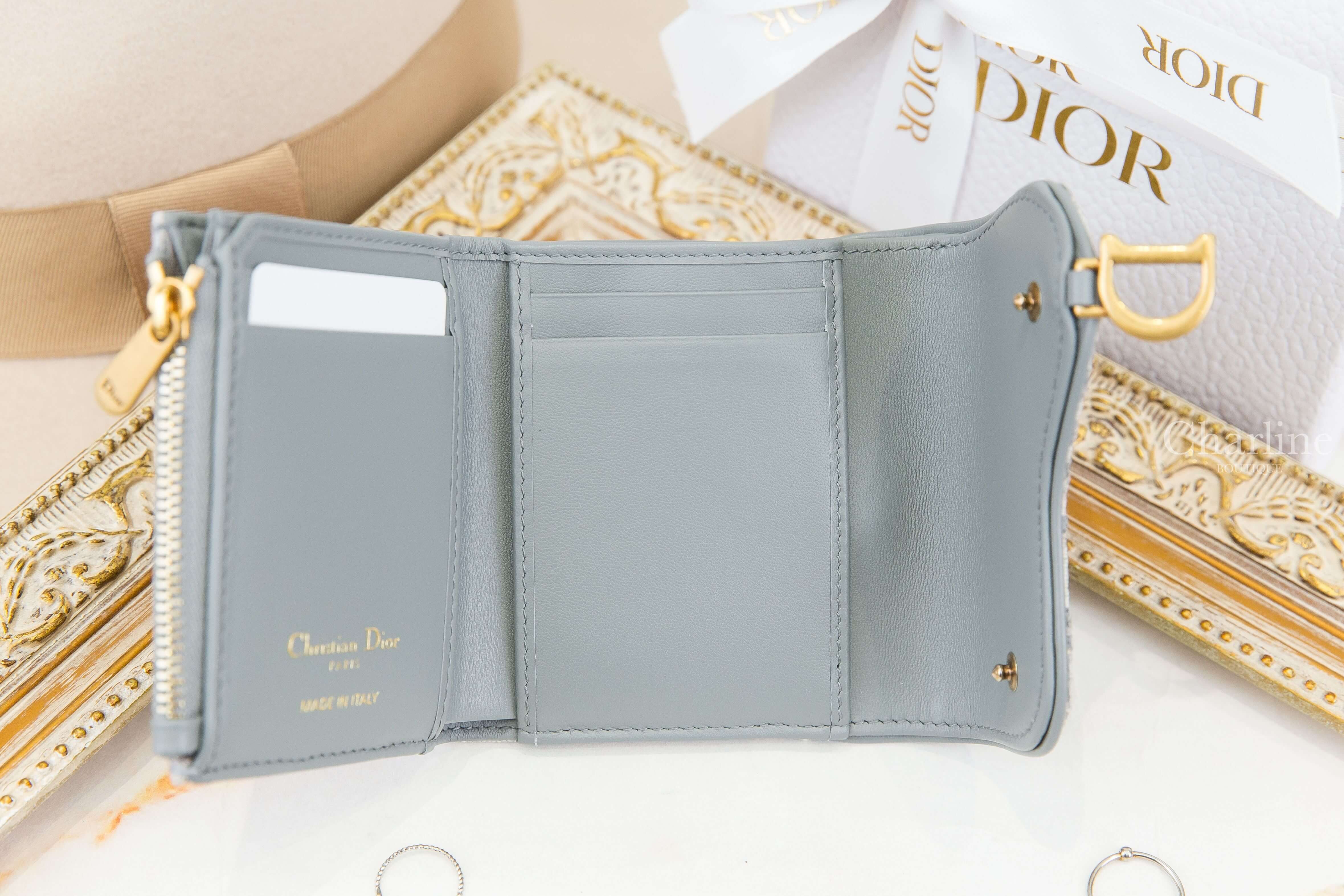 Dior Saddle Lotus Wallet 灰色D金飾復古老花刺繡扣式帆布馬鞍三折短夾-Charline Boutique 精品代購