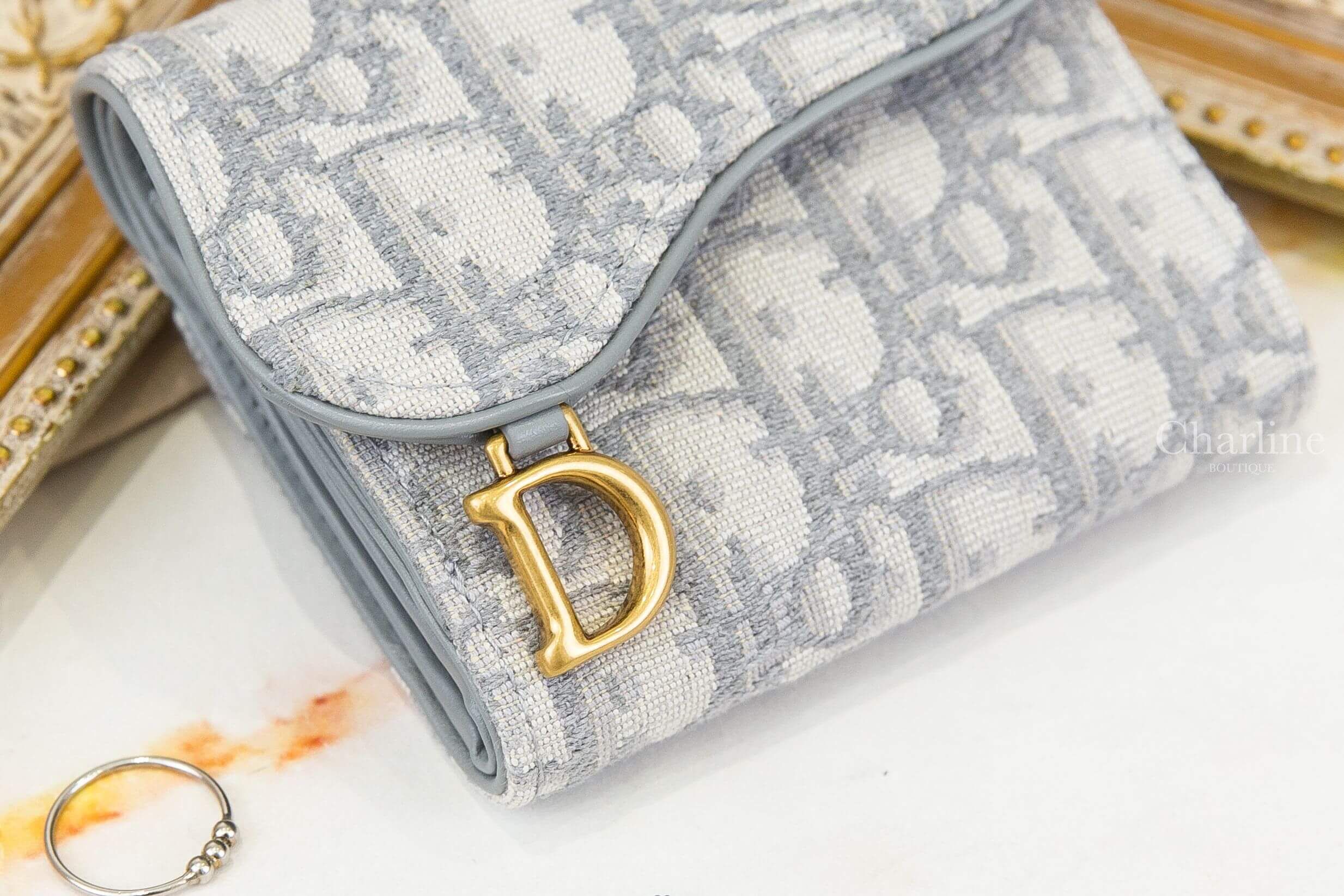 Dior Saddle Lotus Wallet 灰色D金飾復古老花刺繡扣式帆布馬鞍三折短夾