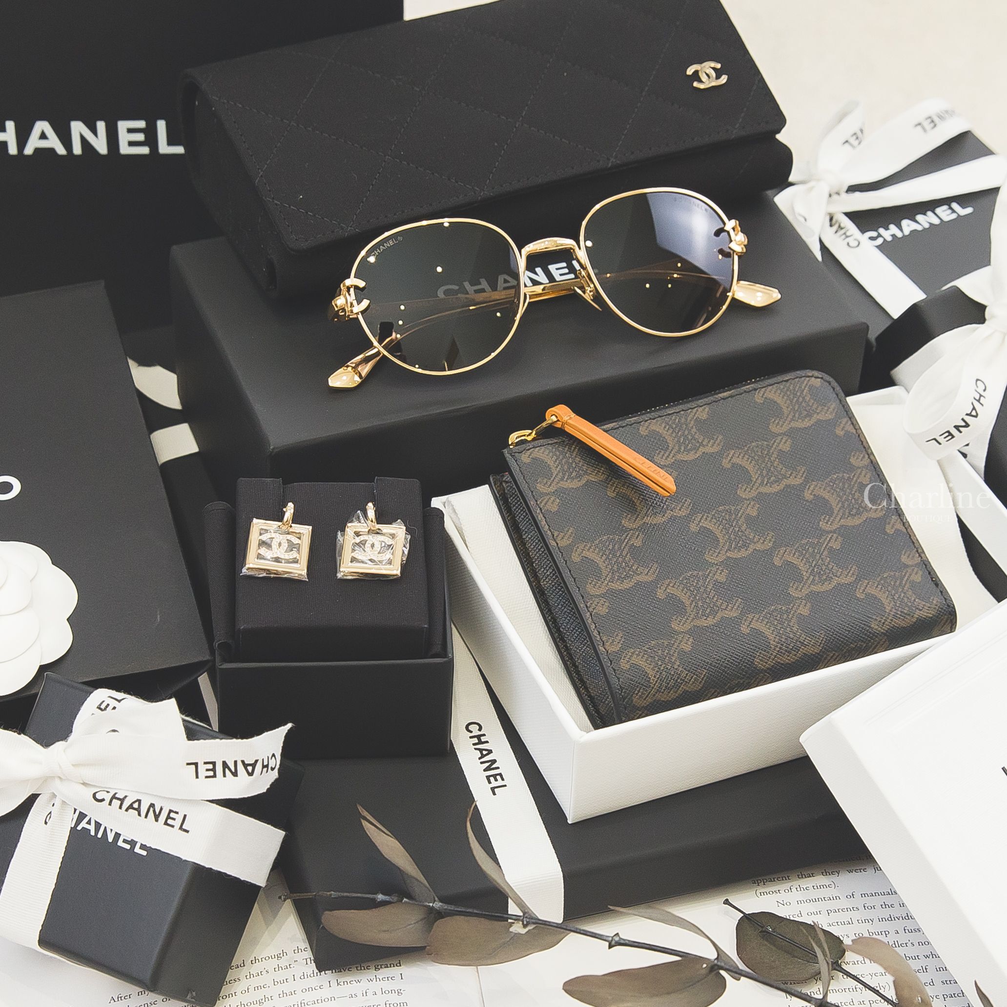 Chanel 金色圓框深棕色鏡片側邊金CC金字太陽眼鏡,Chanel 金色簍空水鑽CC方型垂墜耳環,Celine Flat Zipped Wallet 棕褐色凱旋門老花帆布小牛皮拉鍊方形零錢包-Charline Boutique 精品代購