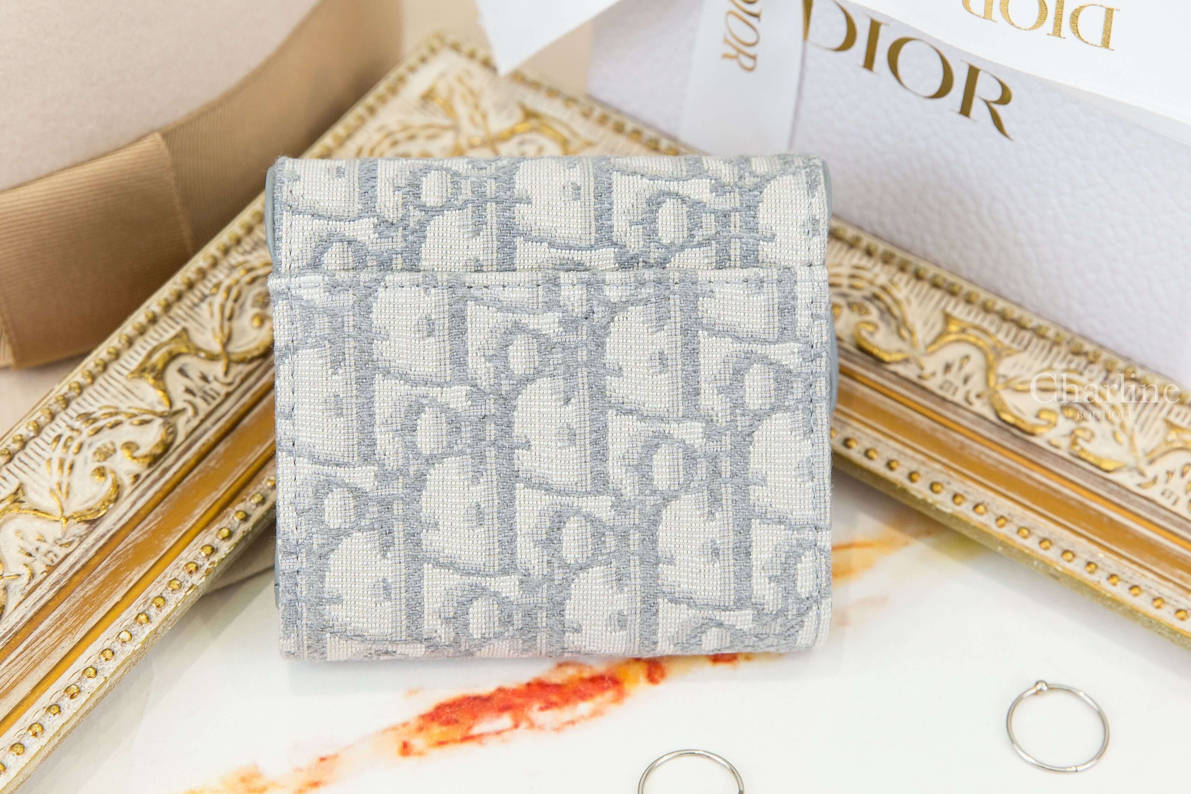 Dior Saddle Lotus Wallet 灰色D金飾復古老花刺繡扣式帆布馬鞍三折短夾-Charline Boutique 精品代購