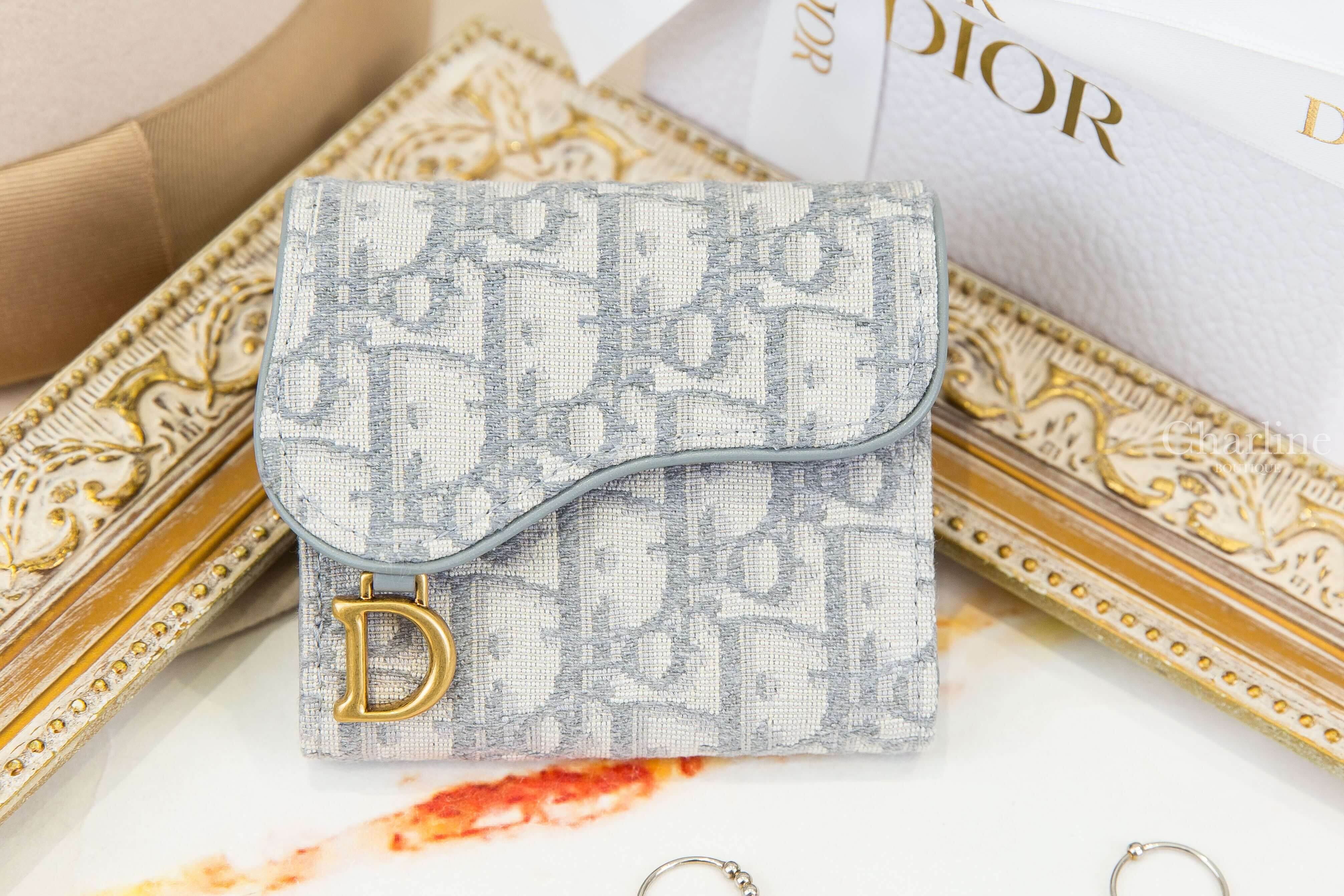 Dior Saddle Lotus Wallet 灰色D金飾復古老花刺繡扣式帆布馬鞍三折短夾-Charline Boutique 精品代購