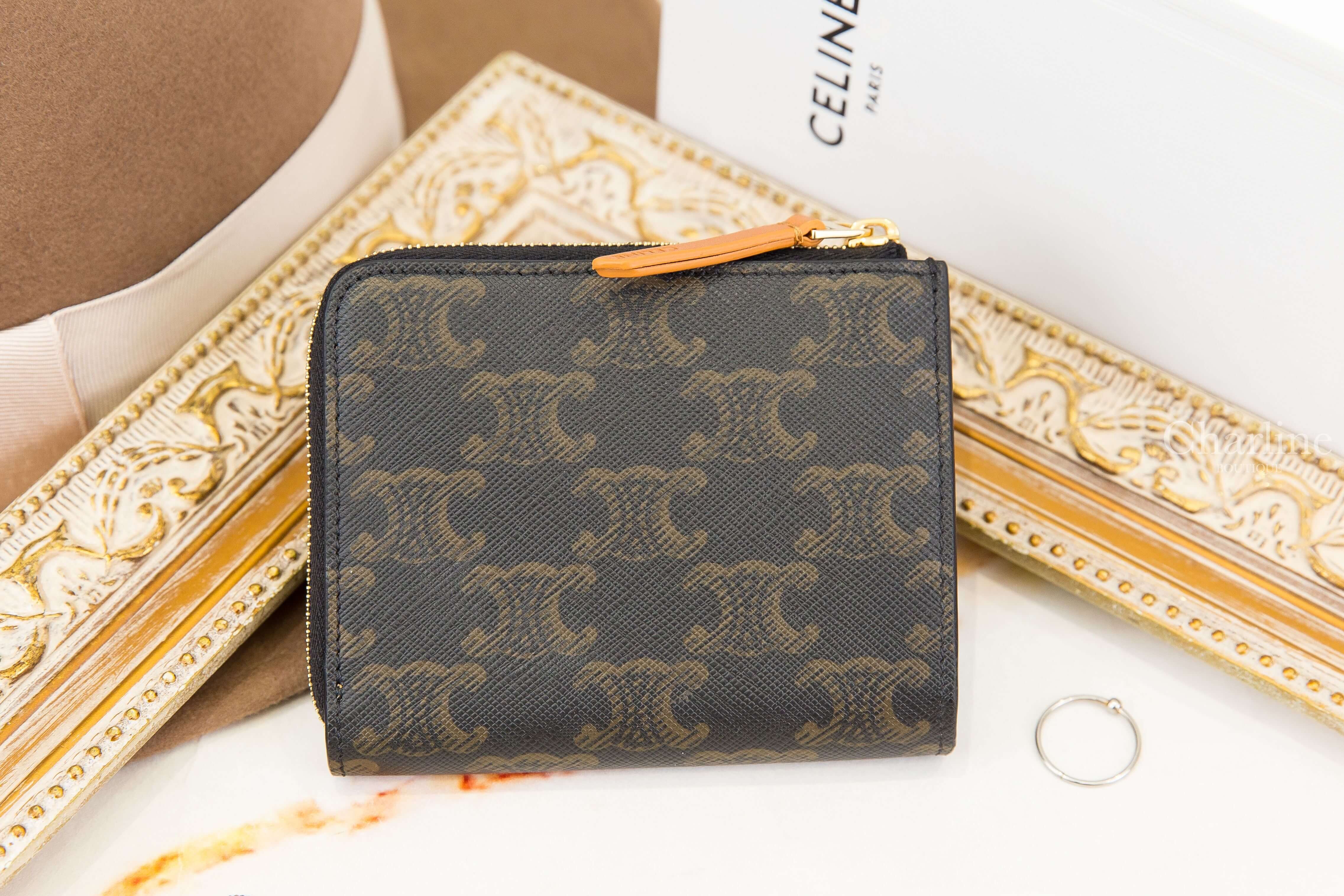 Celine Flat Zipped Wallet Triomphe Stamp In Triomphe Canvas And Calfskin 棕褐色凱旋門老花帆布拼咖啡色小牛皮拉鍊方形零錢包-Charline Boutique 精品代購