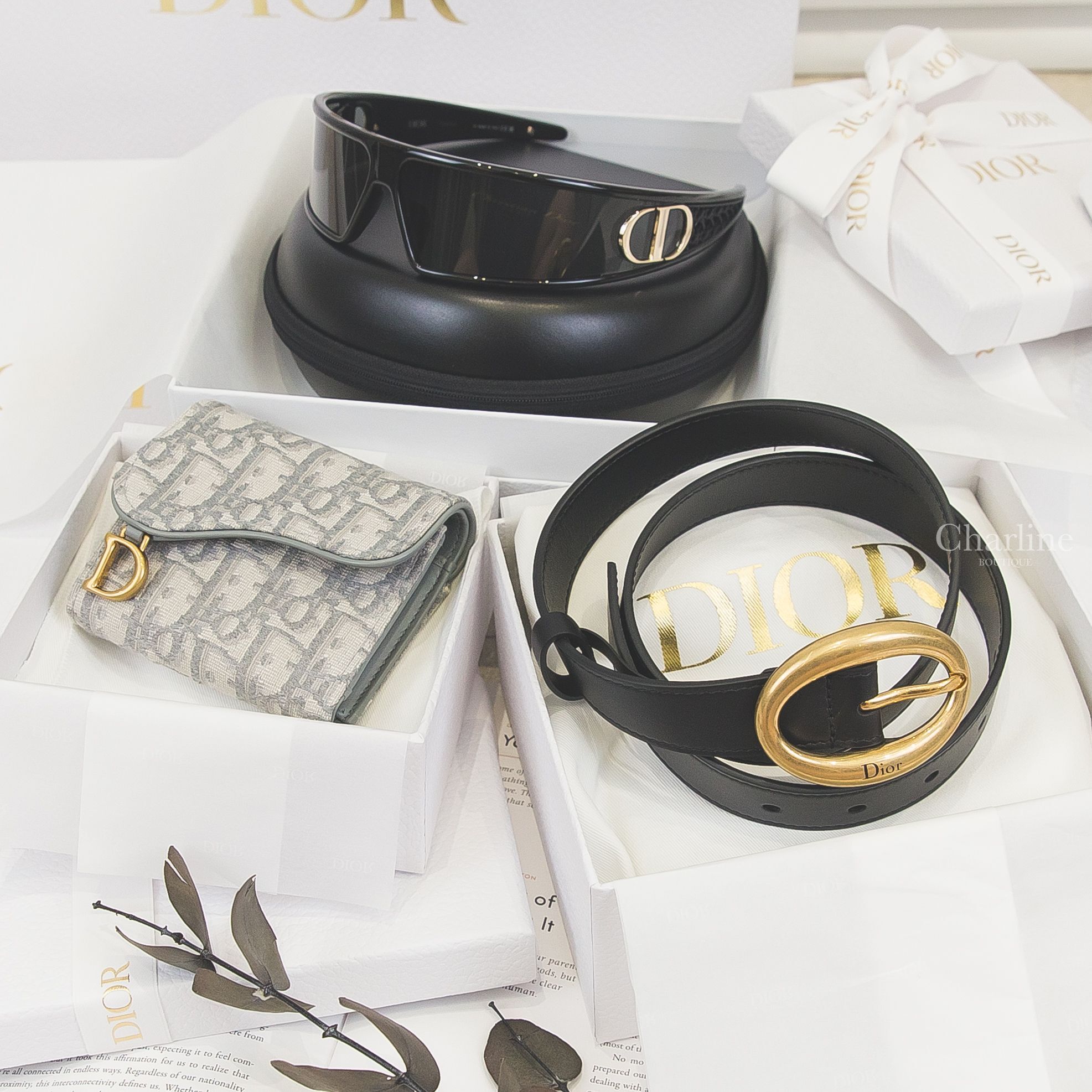 Dior Saddle Lotus 灰色D金飾老花刺繡馬鞍三折短夾,Dior VeryDior 黑色側邊金色CD藤格紋髮箍太陽眼鏡,Dior Légende Belt 黑色橢圓黑字金釦牛皮2.5cm皮帶-Charline Boutique 精品代購