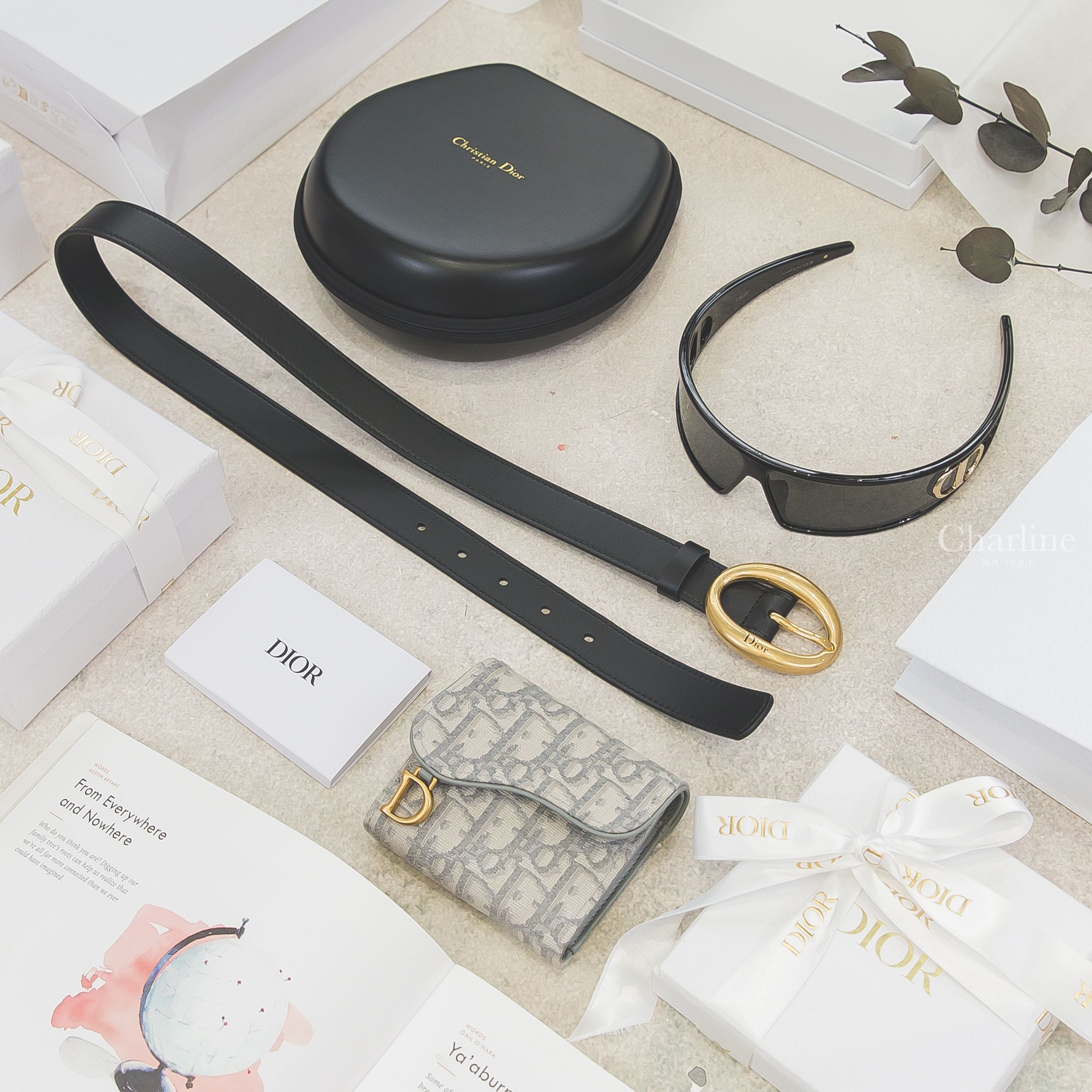 Dior Saddle Lotus 灰色D金飾老花刺繡馬鞍三折短夾,Dior VeryDior 黑色側邊金色CD藤格紋髮箍太陽眼鏡,Dior Légende Belt 黑色橢圓黑字金釦牛皮2.5cm皮帶-Charline Boutique 精品代購