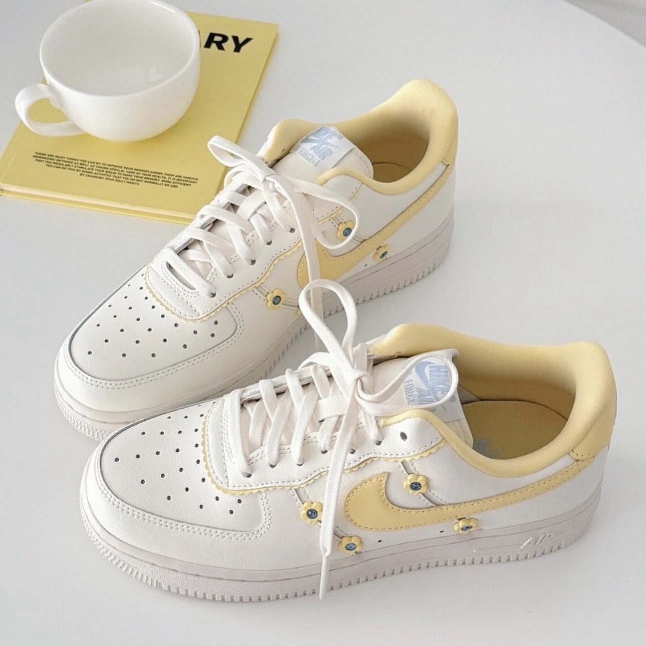 NIKE AIR FORCE 奶油 小黃花 空軍一號 休閒鞋 女鞋 IW2348-170