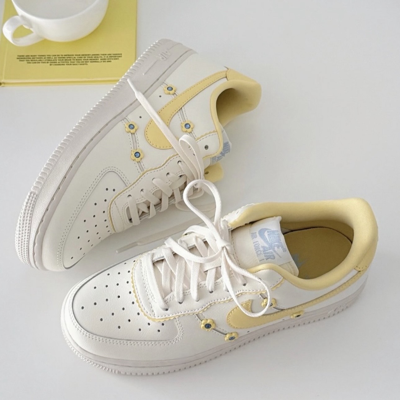 NIKE AIR FORCE 奶油 小黃花 空軍一號 休閒鞋 女鞋 IW2348-170