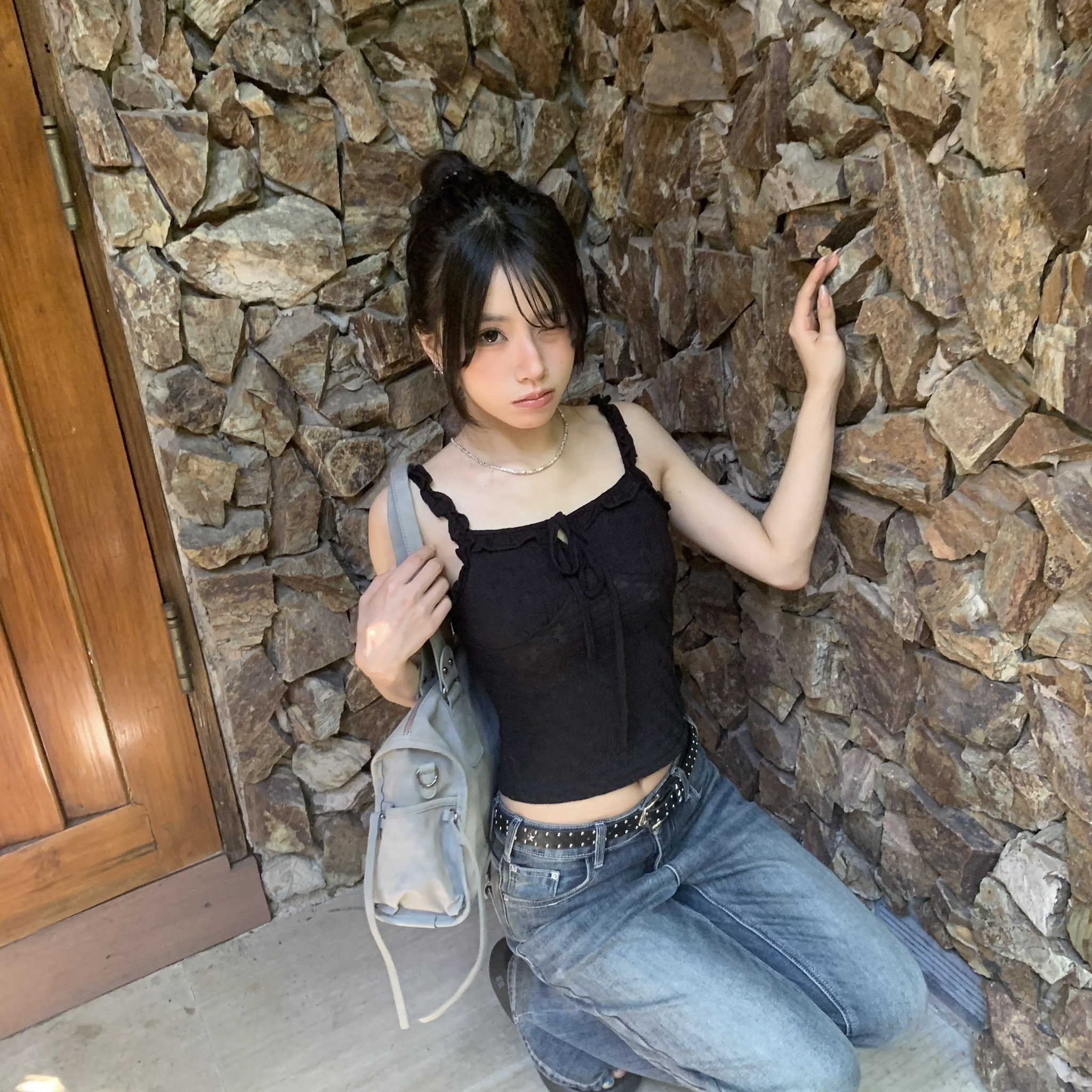 ISA_近看更迷人! 蕾絲緹花收腰綁帶背心_65117