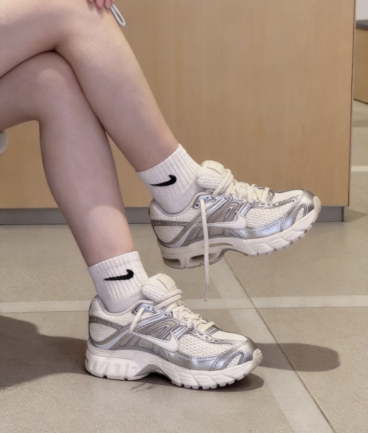 女鞋 NIKE W AIR MAX MOTO 2K 米杏銀 復古 透氣 緩震 氣墊 運動 休閒鞋【HQ2056-108】