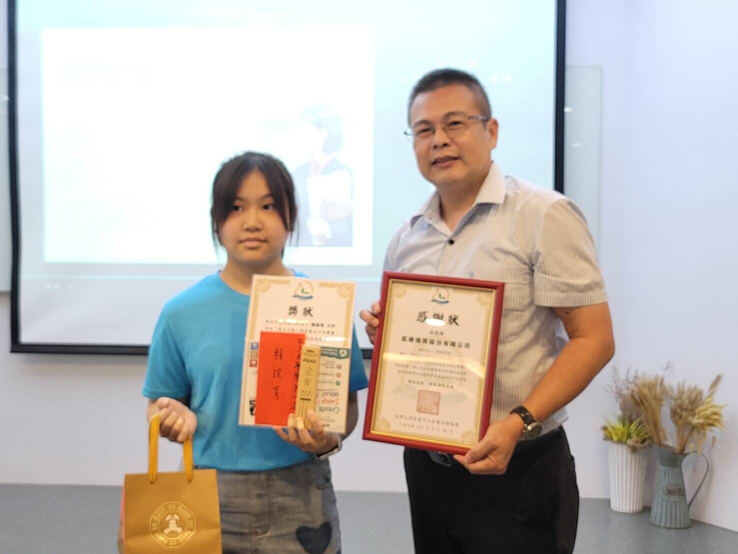 凱勝國際吳俊民總經理（右）頒發第一名得獎孩童。圖/協會提供
