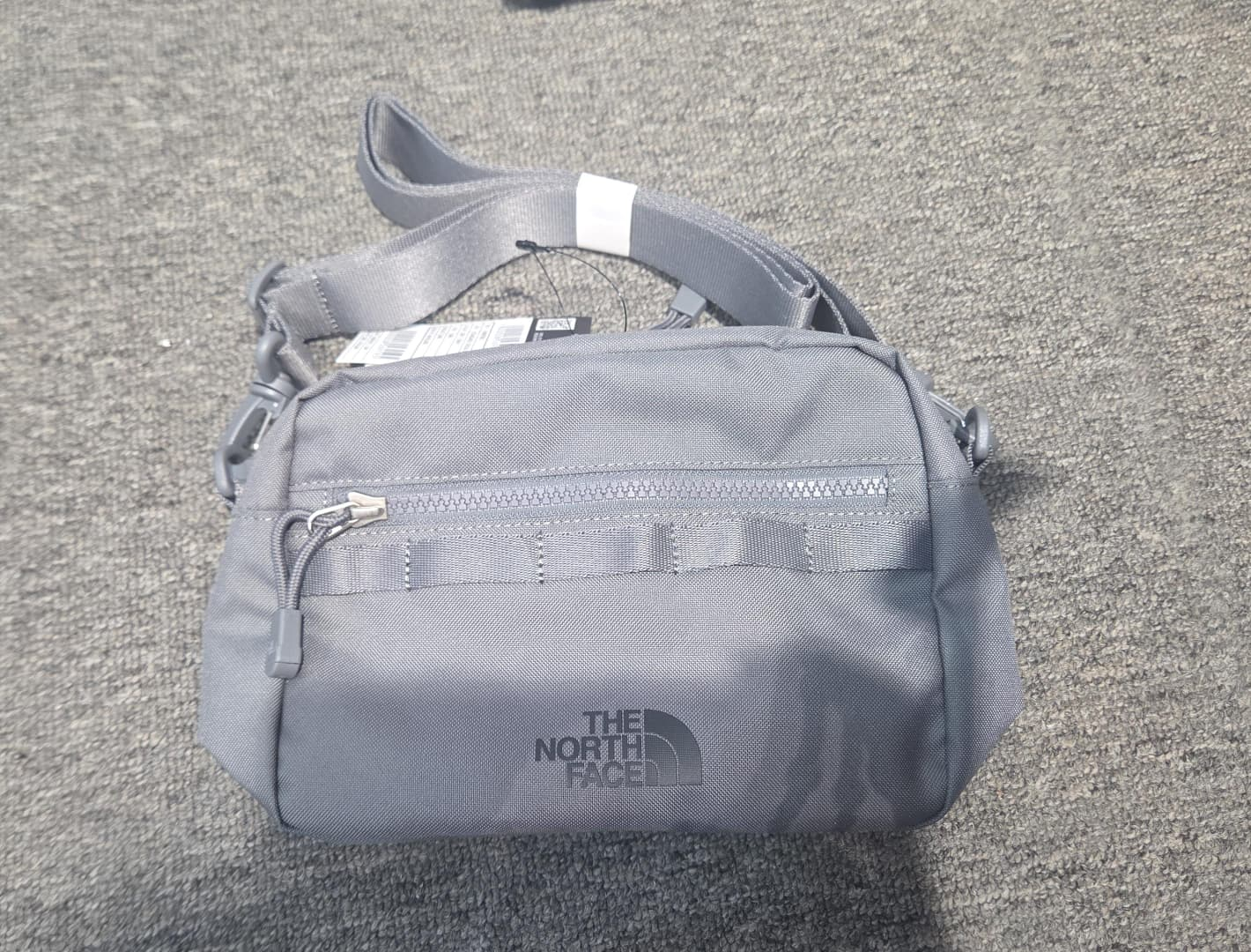 BY009 The North Face 灰色方塊拉鍊斜背包 26x16cm
