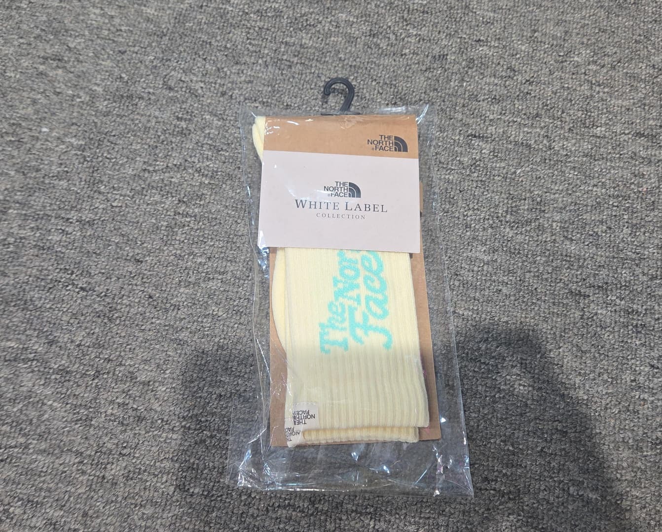 BY022 The North Face 淡黃色刺繡中筒運動襪 - 240