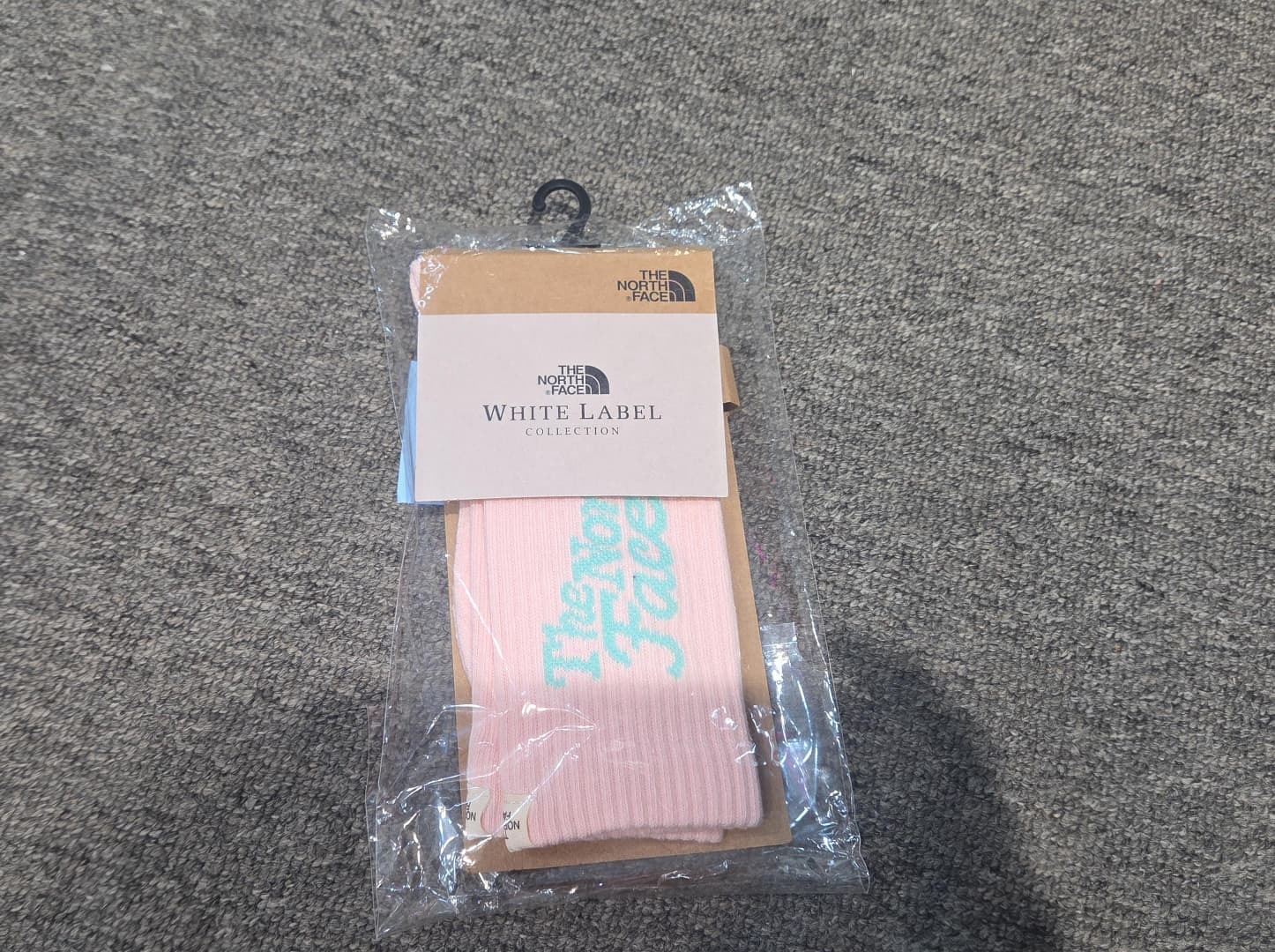 BY023 The North Face 粉色刺繡中筒運動襪 -  240