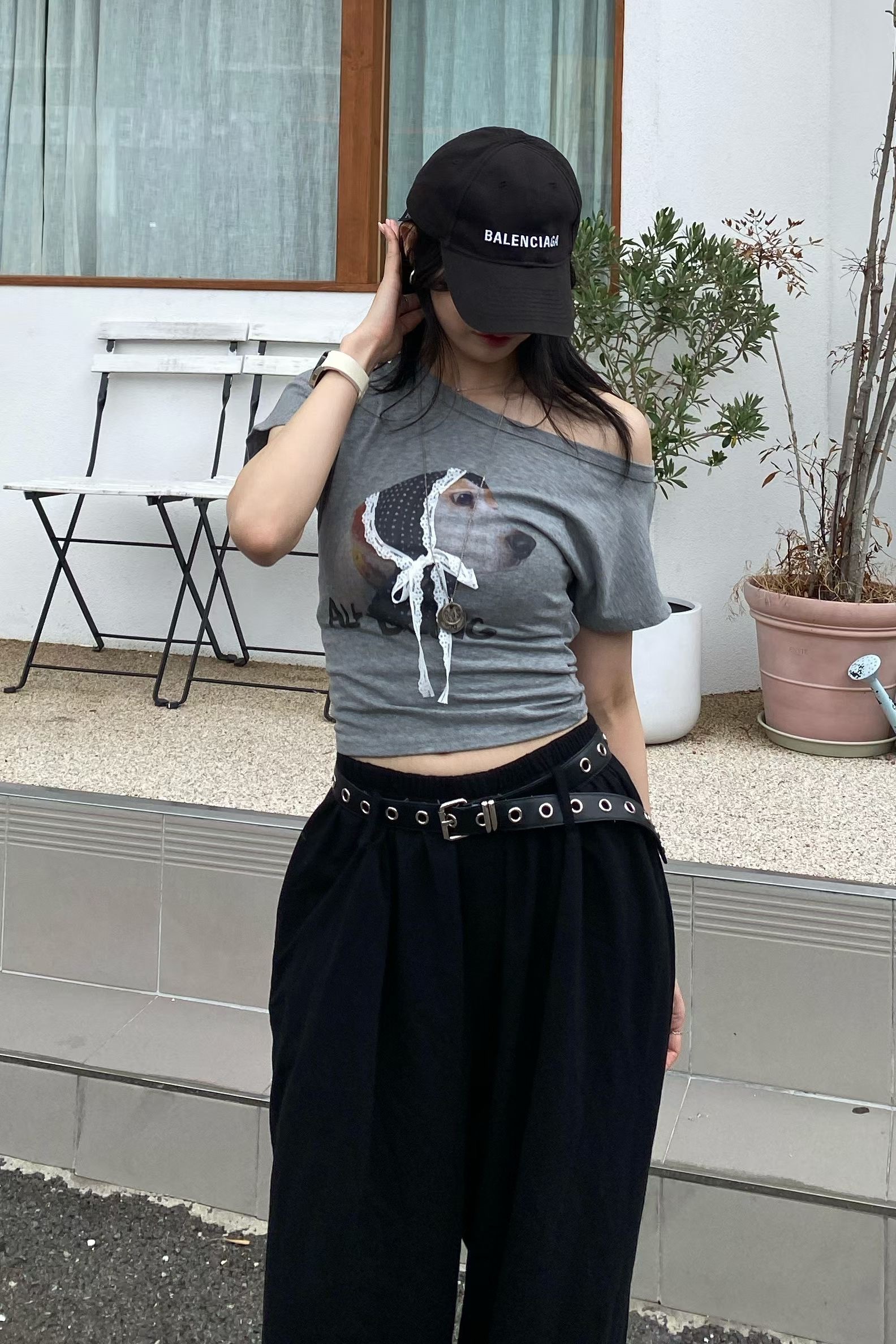 露肩頭巾狗狗背扭轉短T