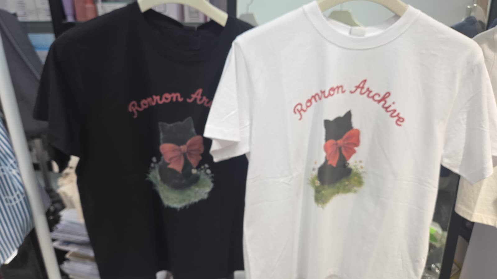 BY062 RONRON 復古大蝴蝶結花叢黑貓經典版型短袖TEE