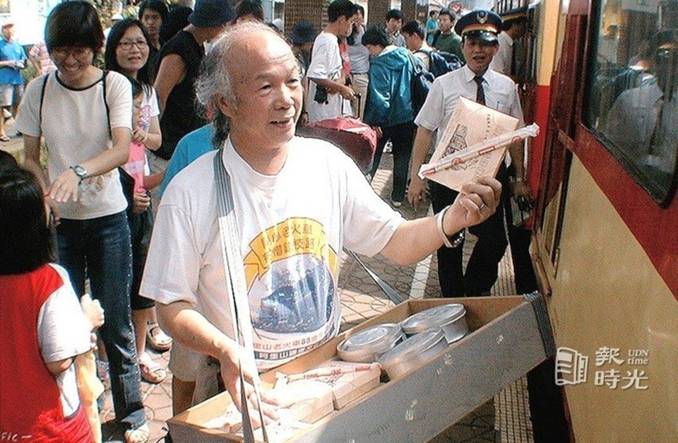 隨著奮起湖逐漸發展成阿里山重要轉運站,便當生意愈來愈興旺,車站周邊陸續出現專門販售鐵路便當的店家。