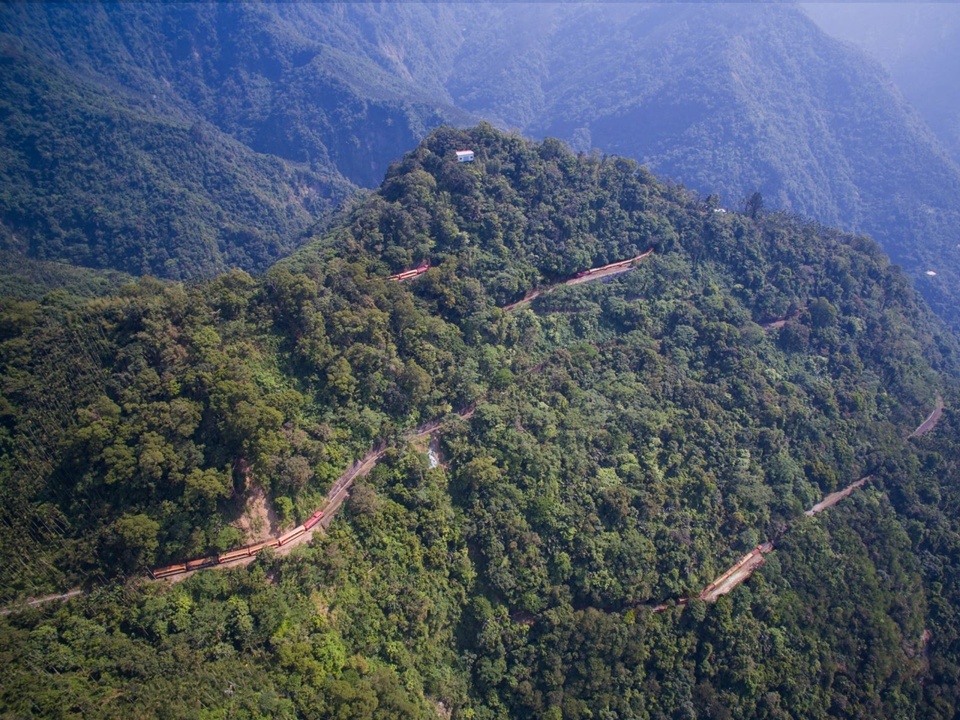 火車在抵達奮起湖之前,會沿著獨立山盤旋上升三圈,形成獨特的螺旋式鐵道路線,全長約 5 公里。