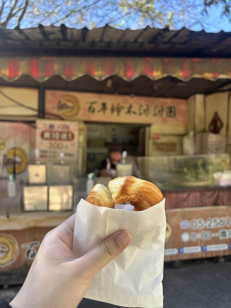 奮起湖老街不長,全長約 500 公尺左右,慢慢散步大約半小時就能走完,路上有很多好吃的。