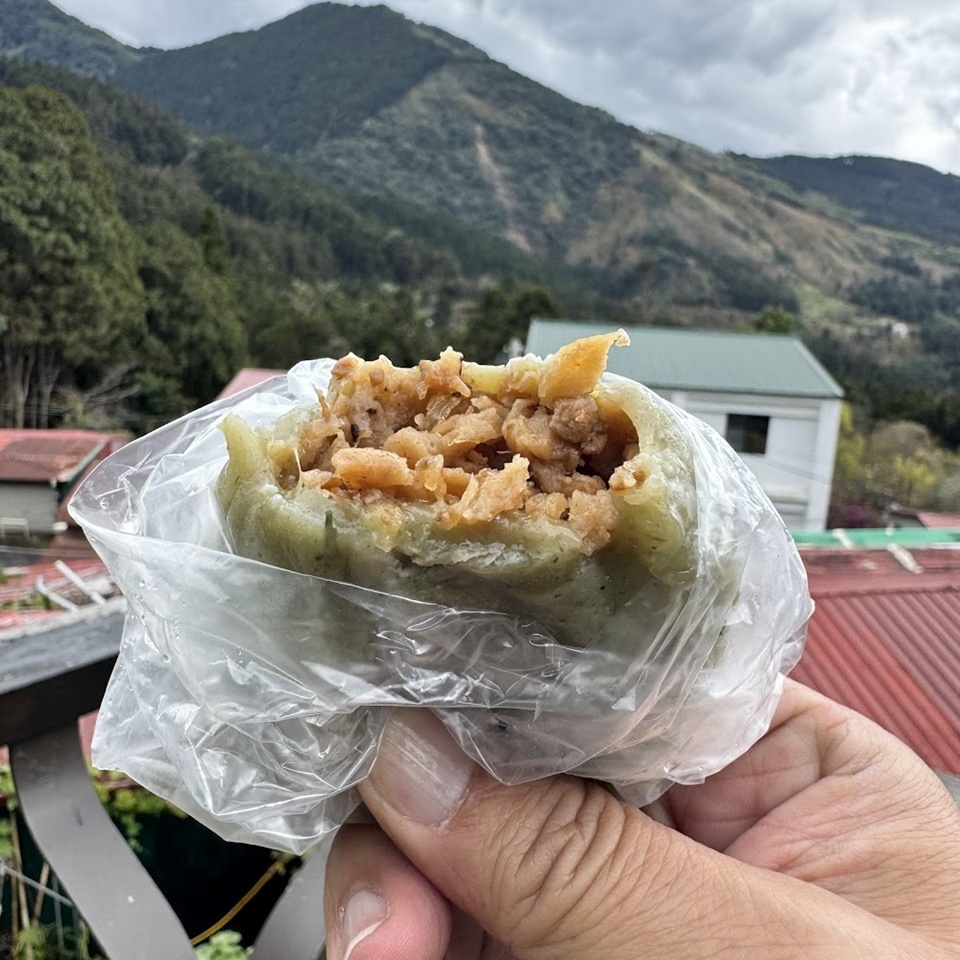 街仔尾阿嬤草仔粿是奮起湖老街必吃的美食之一,外皮使用糯米製作,口感Q彈,內餡有鹹甜兩種選擇。