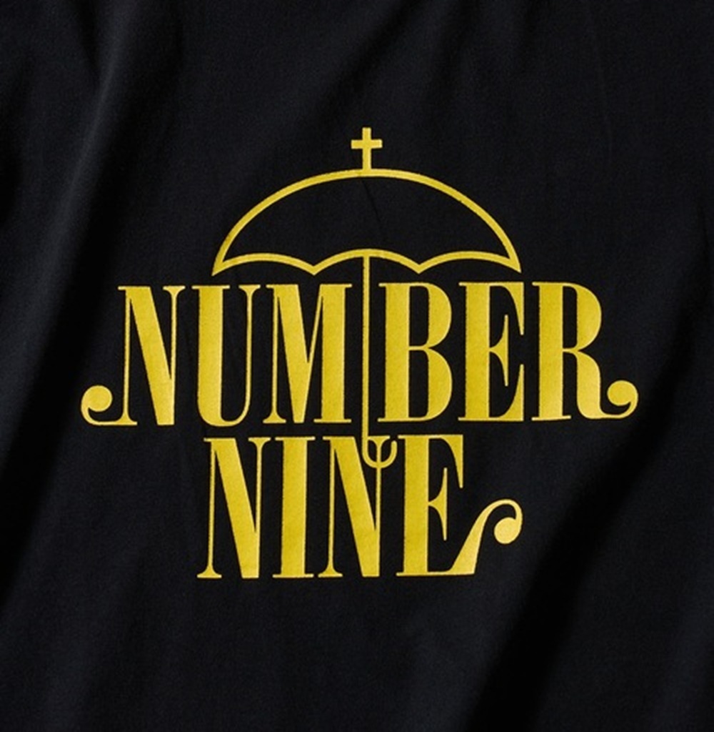 NUMBER NINE LOGO UMBRELLA MOTIF T-SHIRT - BLACK PRE ORDER ITEM (預訂中)