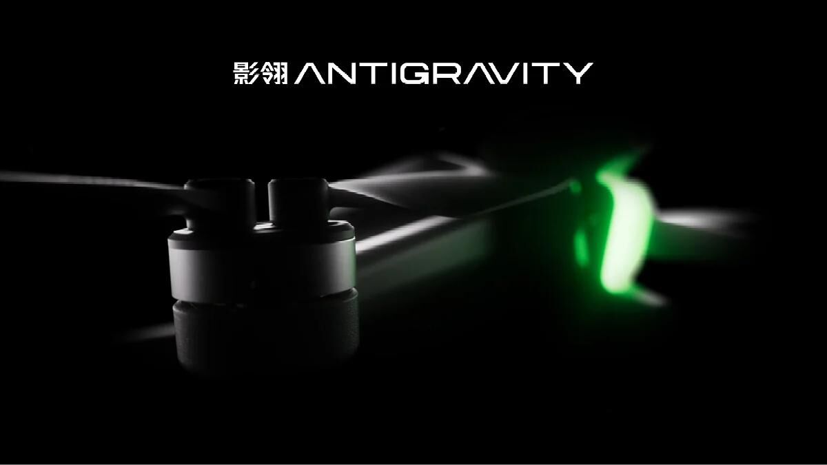 影翎 Antigravity 品牌官方宣傳圖,黑色背景中無人機螺旋槳特寫,右側螺旋槳發出綠光,上方為「影翎 ANTIGRAVITY」品牌標誌。