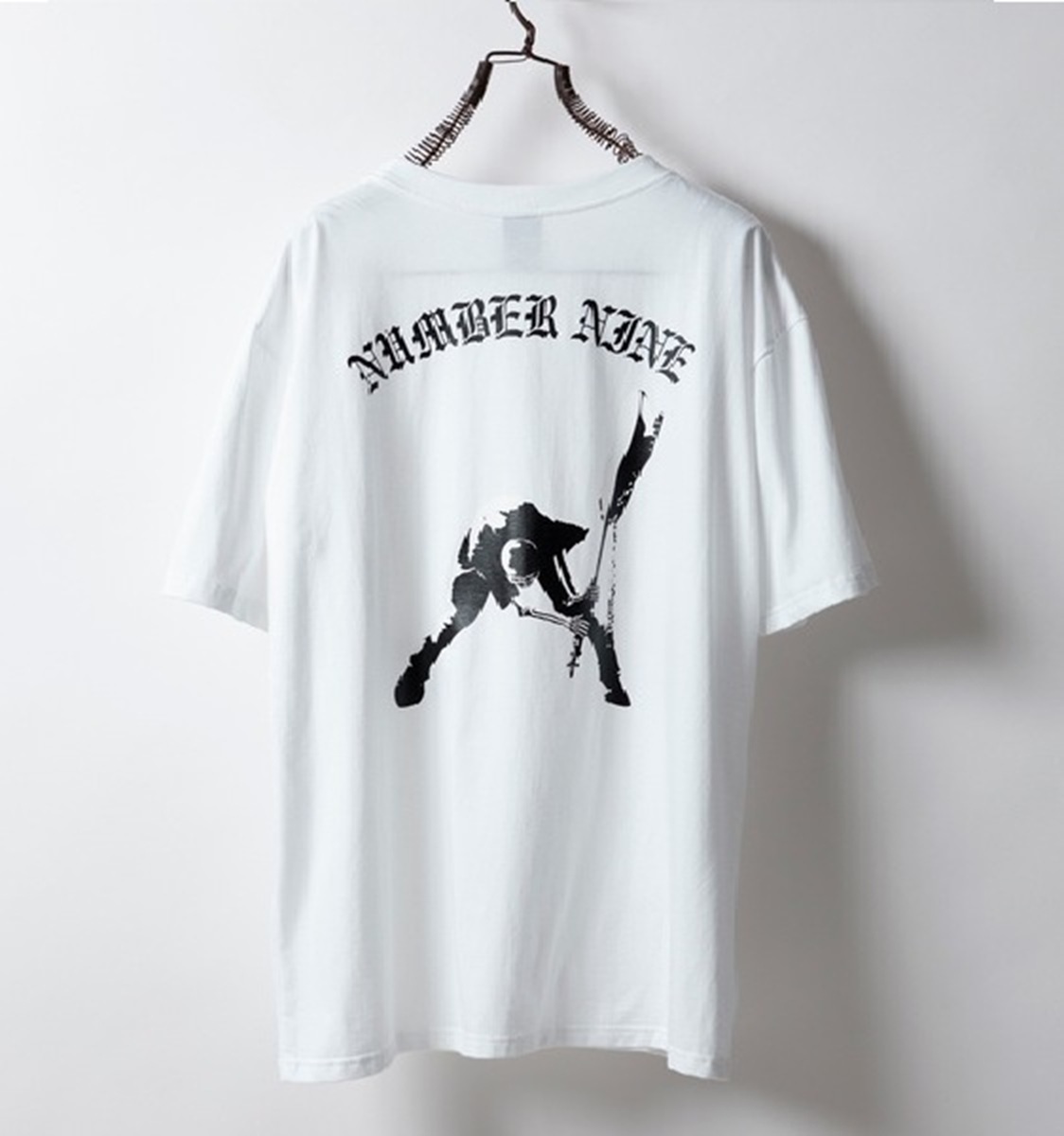 NUMBER NINE FRONT SKULL & BACK ICE HOCKEY MOTIF T-SHIRT - WHITE PRE ORDER ITEM (預訂中)