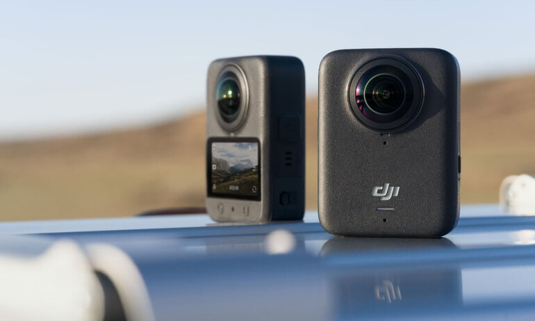 Claude responded: DJI Osmo 360 全景相機兩台並排置於車頂實拍,前方相機鏡頭朝向鏡頭、可見 DJI 標誌,背景為戶外開闊草原與藍天。DJI Osmo 360 全景相機兩台並排置於車頂實拍,前方相機鏡頭朝向鏡頭、可見 DJI 標誌,背景為戶外開闊草原與藍天。
