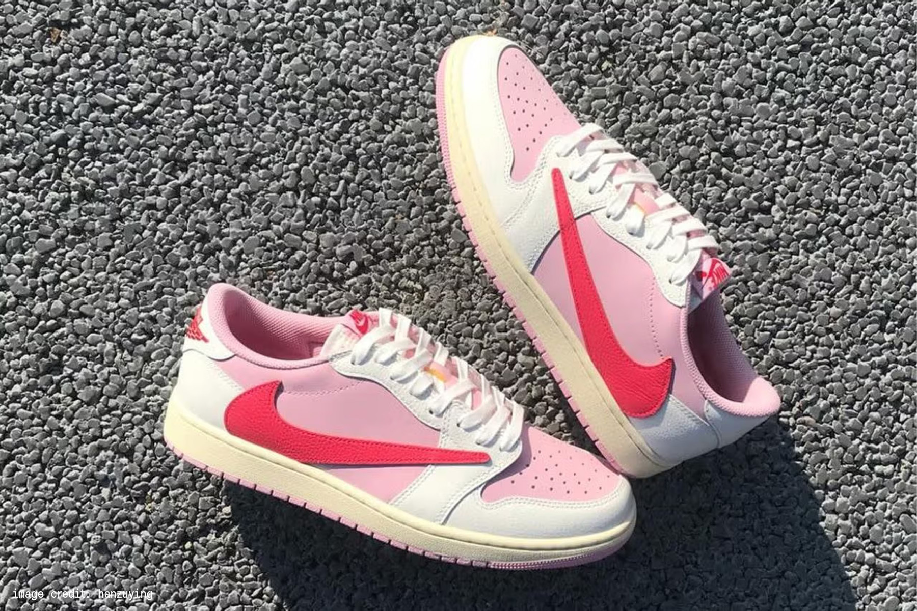 Travis Scott x Nike "Pink Pack" 粉色麂皮與白皮革拼接鞋面
