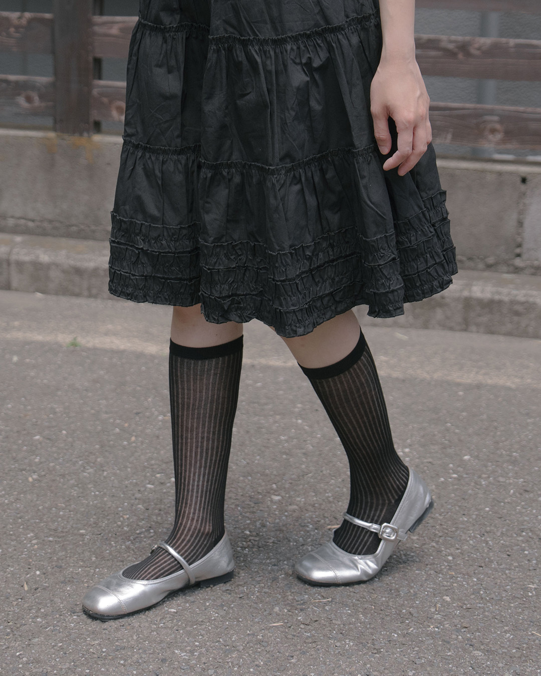 Straight-line sheer knee-high socks, available in three colors【07110621】in stock+pre-order