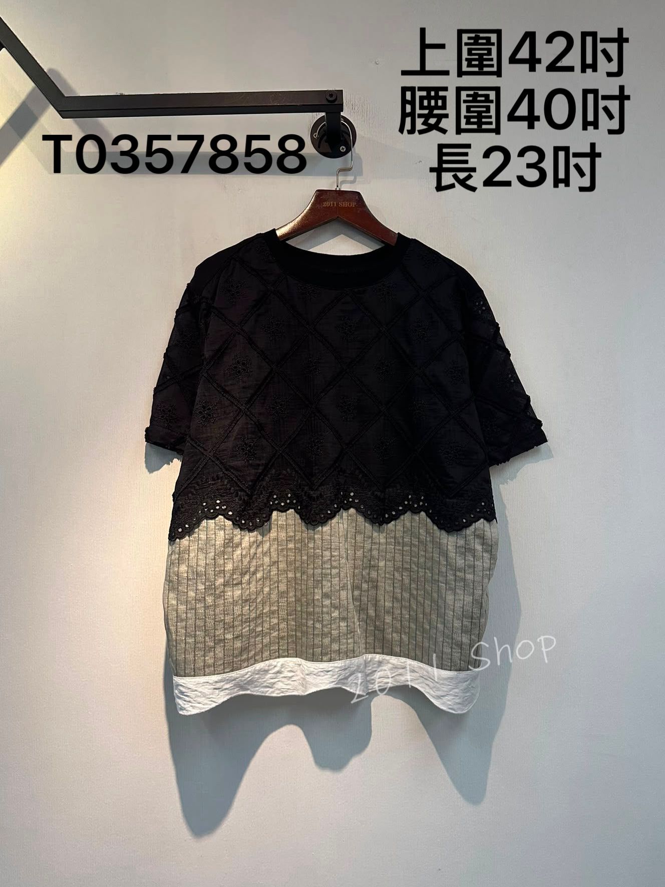 刺繡菱格雪花圖案拼條紋TOP  上圍42吋 腰圍40吋 長23吋  T0357858