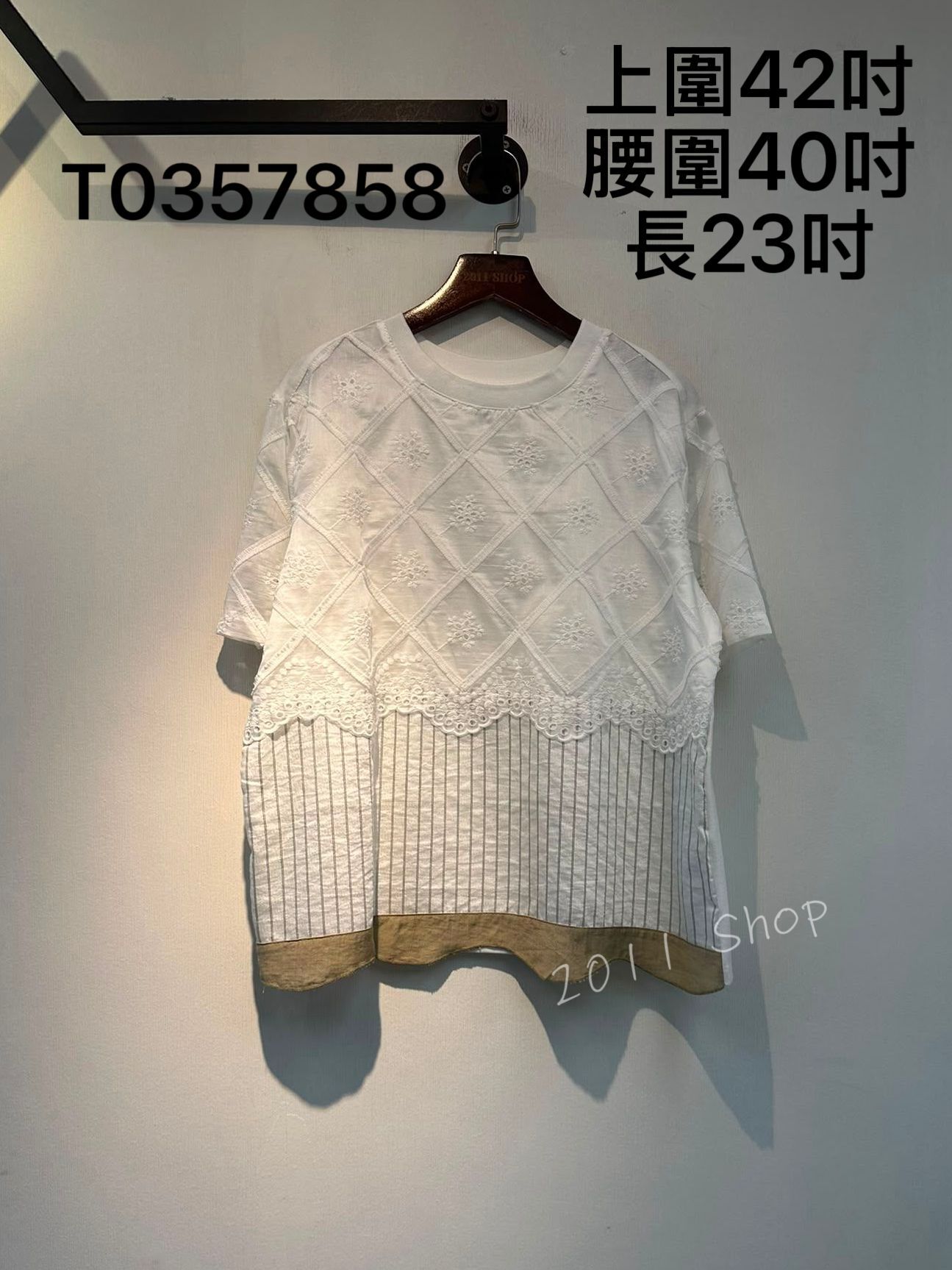 刺繡菱格雪花圖案拼條紋TOP  上圍42吋 腰圍40吋 長23吋  T0357858