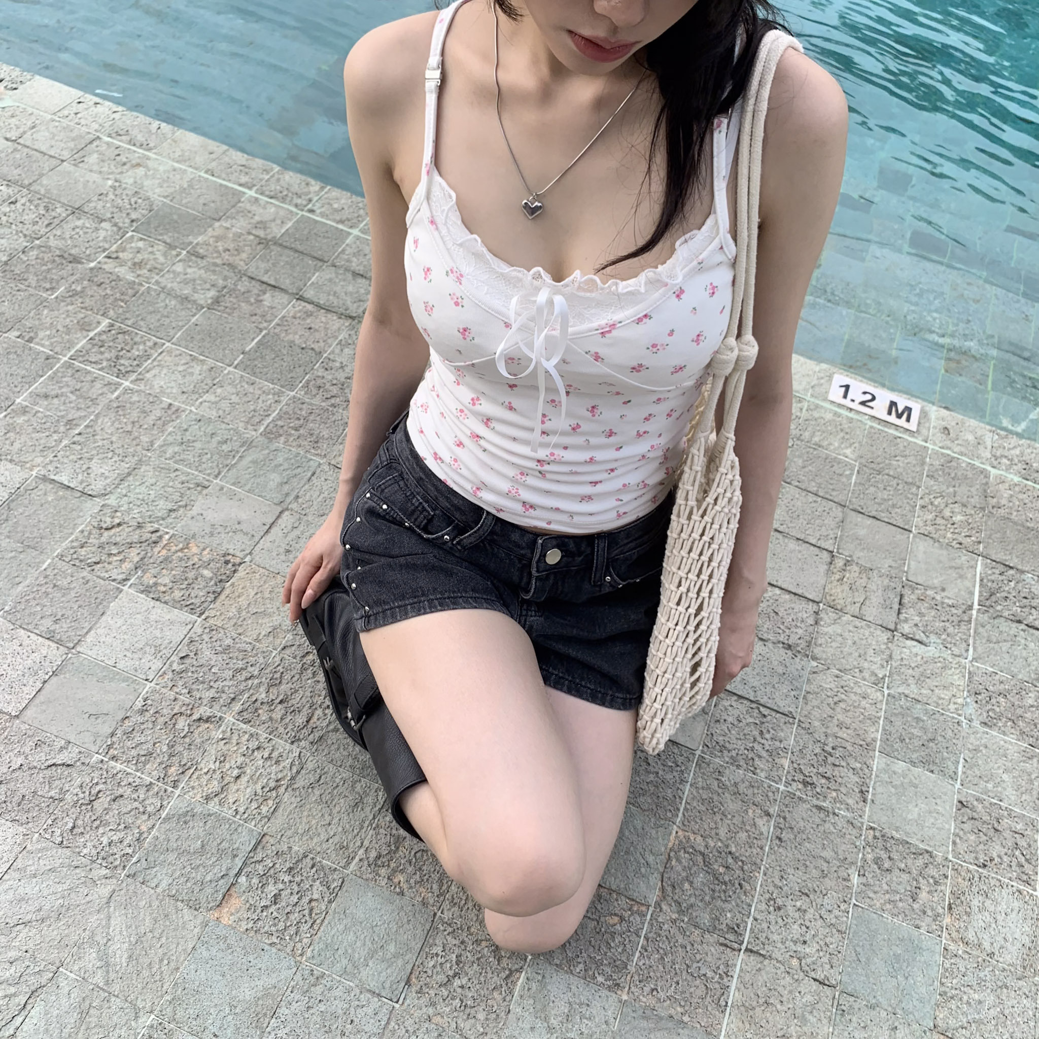 ISA_把碎花穿進夏天 俐落剪裁美背修身背心_65133