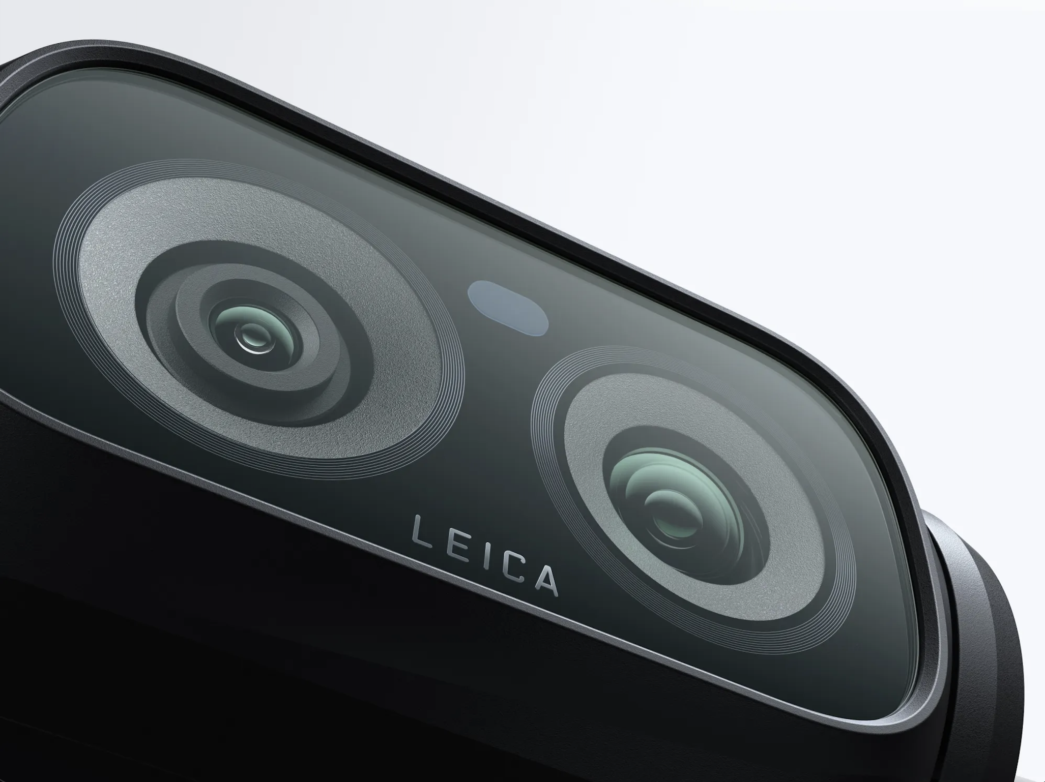 Insta360 Luna Ultra 官方宣傳圖,標題「徠卡 1 英吋 8K 主鏡頭,超高畫質,細節盡顯」,雙鏡頭特寫並印有 LEICA 字樣。