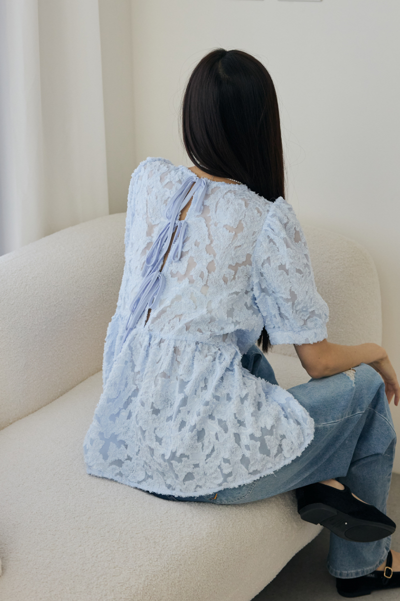 雙綁帶立體泡泡紋澎袖上衣