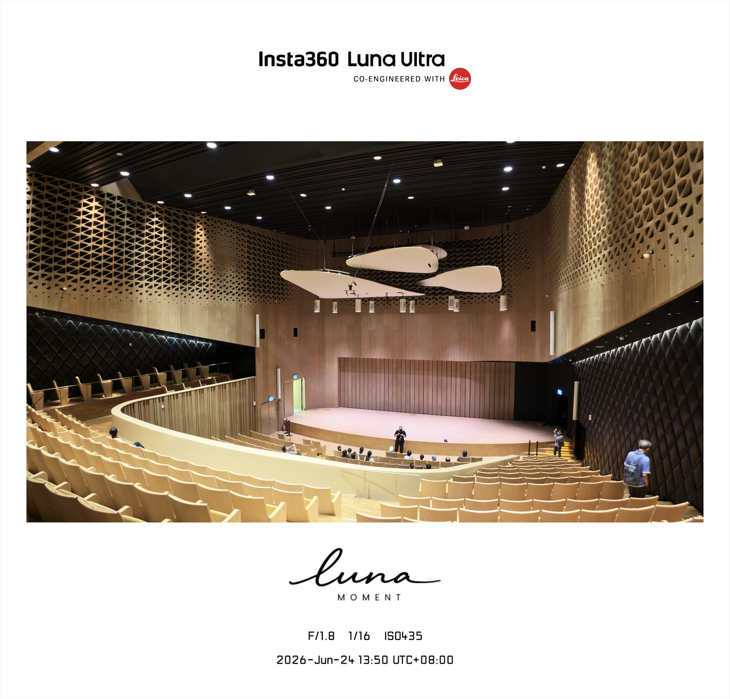 Insta360 Luna Ultra 與 Leica 共同研發口袋雲台相機的音樂廳室內實拍樣張,以 F/1.8 光圈、ISO 435 拍攝,畫面呈現木質格柵聲學牆、弧形階梯座席與懸吊白色聲學反射板,展現超廣角構圖、暗部細節與室內低光表現。