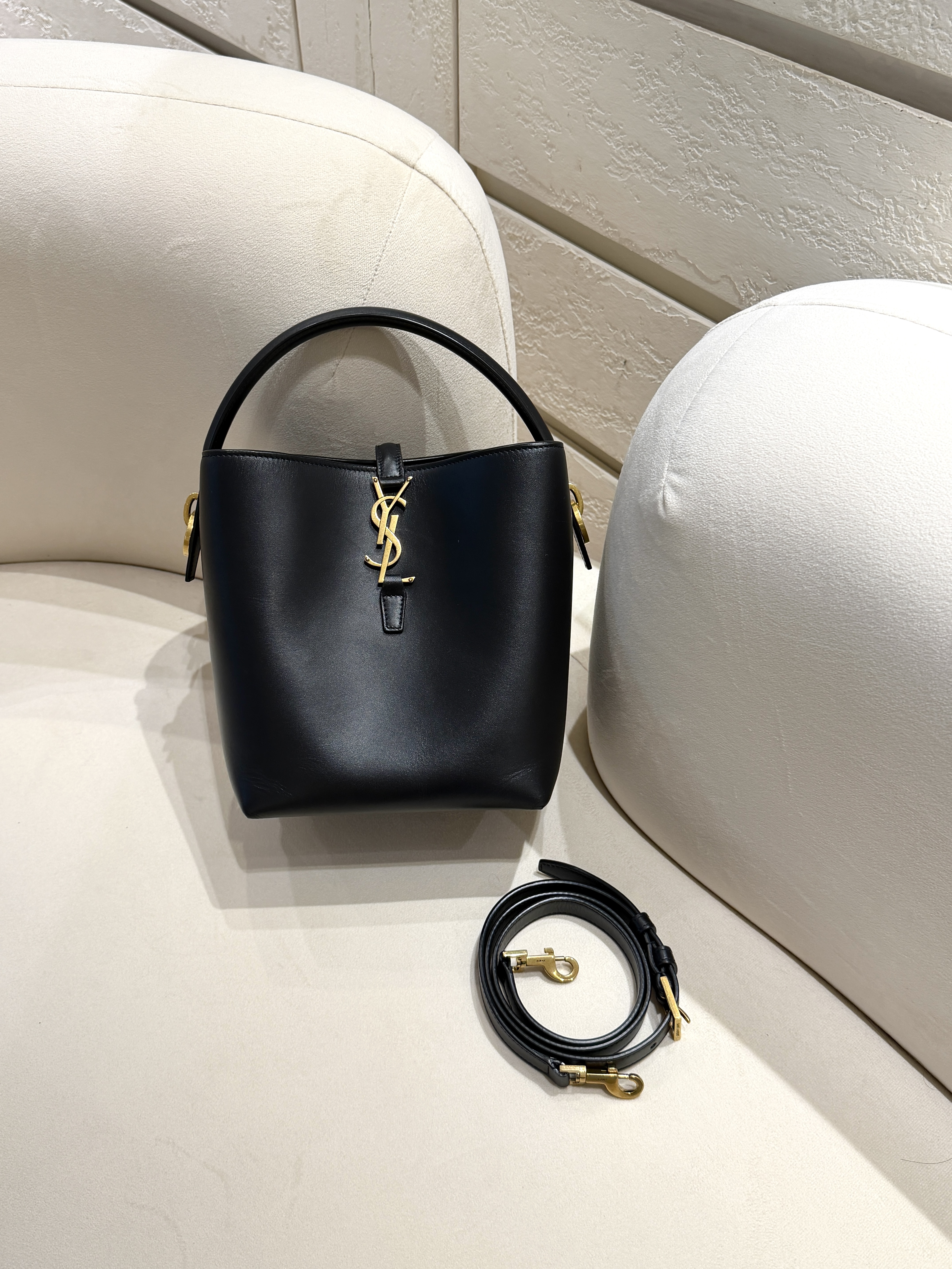Saint Laurent YSL Le 37亮面皮革手袋 黑色